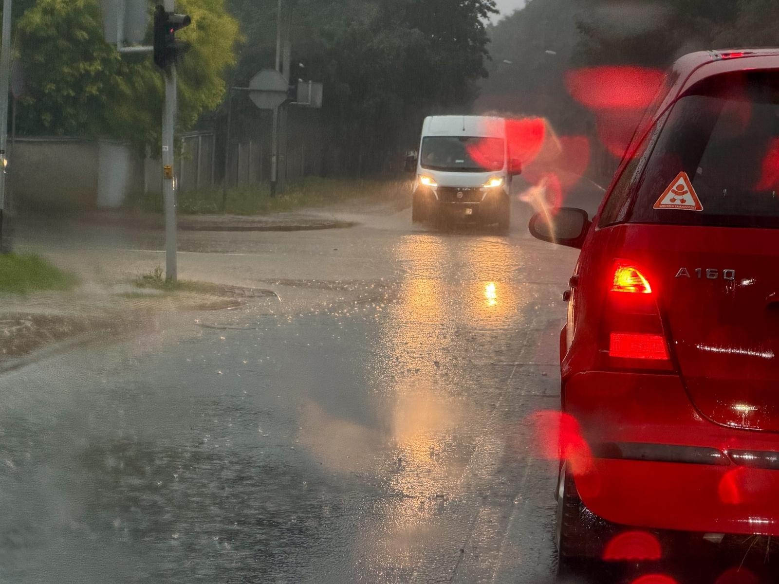 Zdjęcie w galerii na portalu naszraciborz.pl: Ulewa nad Raciborzem i powiatem. Błyskawicznie przybywa zgłoszeń wiadomości z regionu