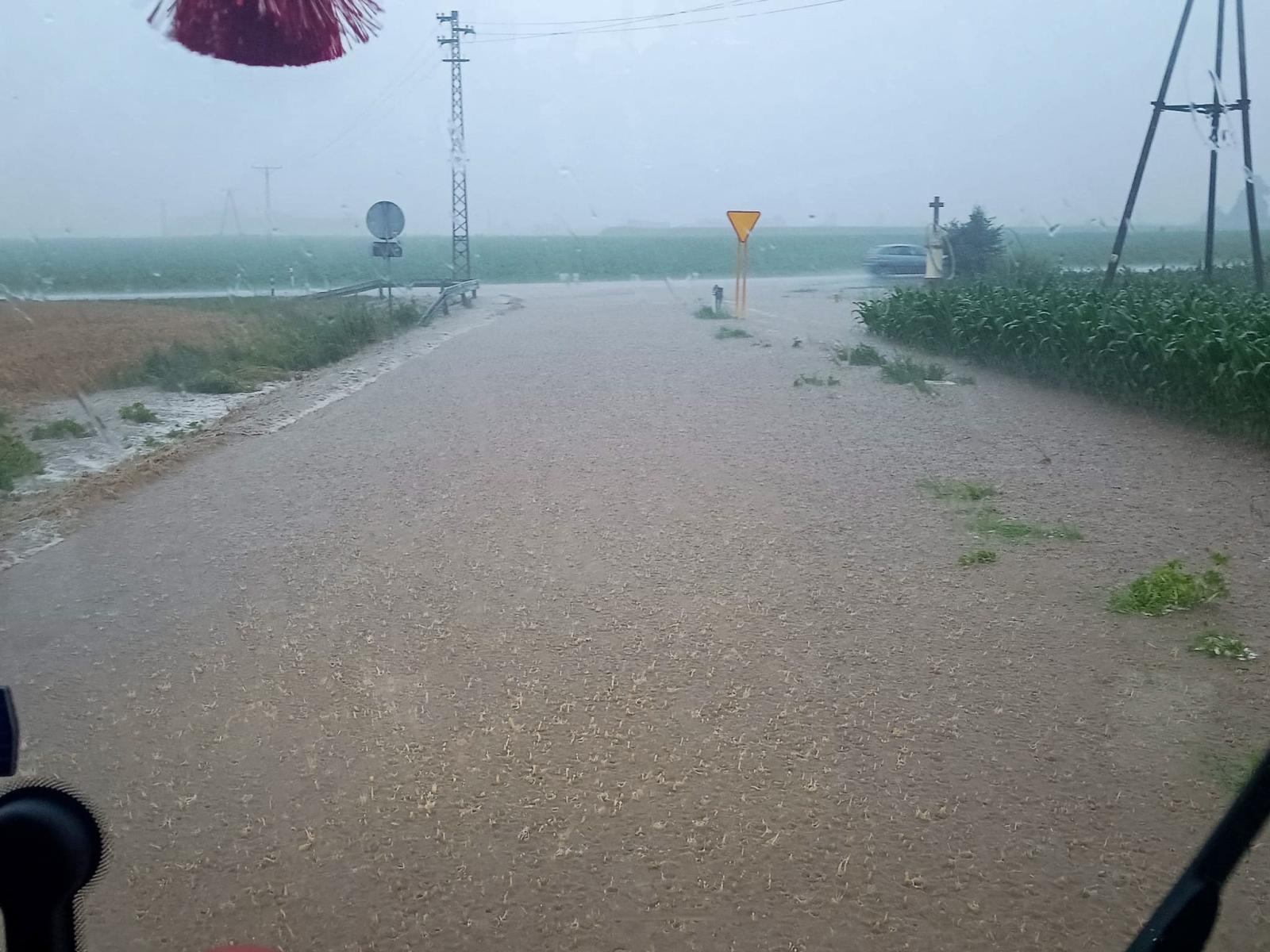 Zdjęcie w galerii na portalu naszraciborz.pl: Ulewa nad Raciborzem i powiatem. Błyskawicznie przybywa zgłoszeń wiadomości z regionu