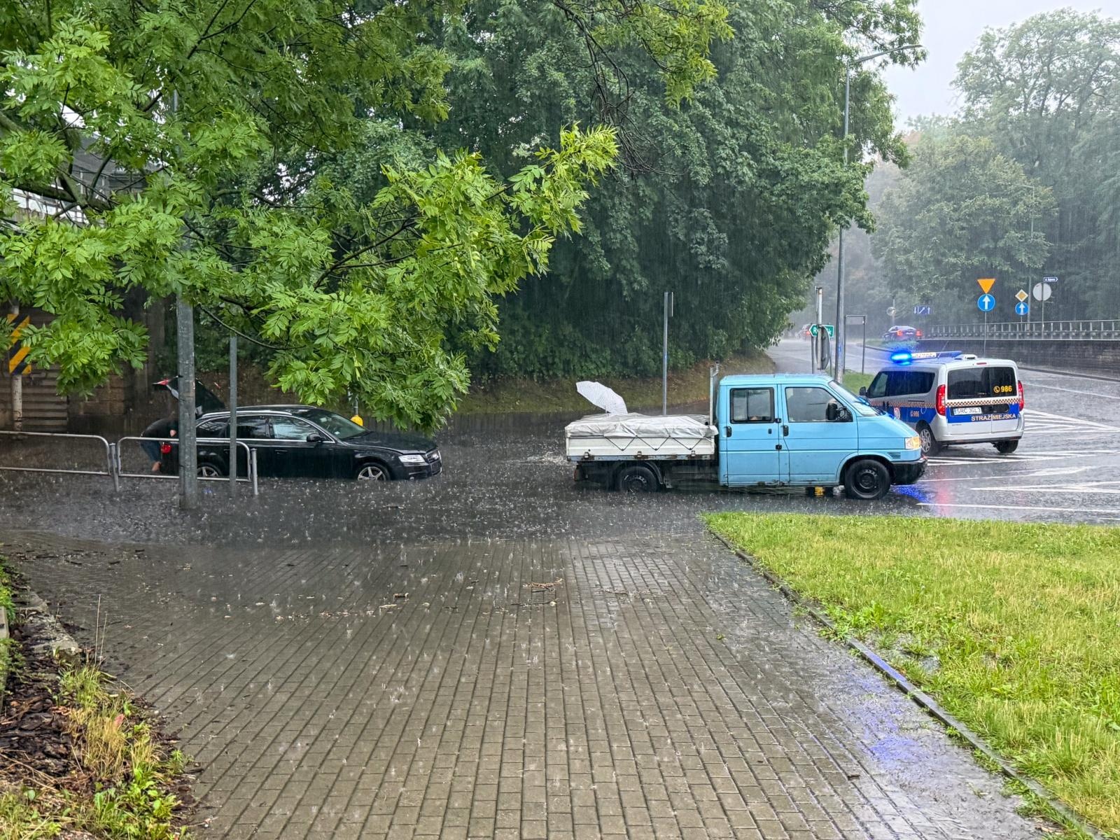 Zdjęcie w galerii na portalu naszraciborz.pl: Ulewa nad Raciborzem i powiatem. Błyskawicznie przybywa zgłoszeń wiadomości z regionu