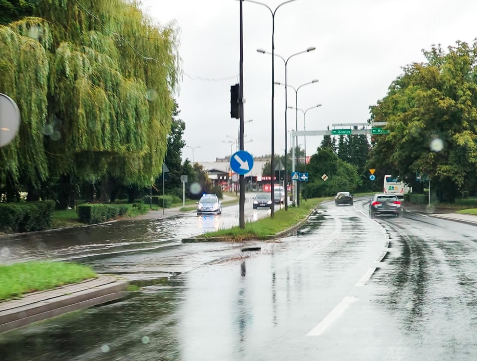 Zdjęcie w galerii na portalu naszraciborz.pl: Ulewa nad Raciborzem i powiatem. Błyskawicznie przybywa zgłoszeń wiadomości z regionu
