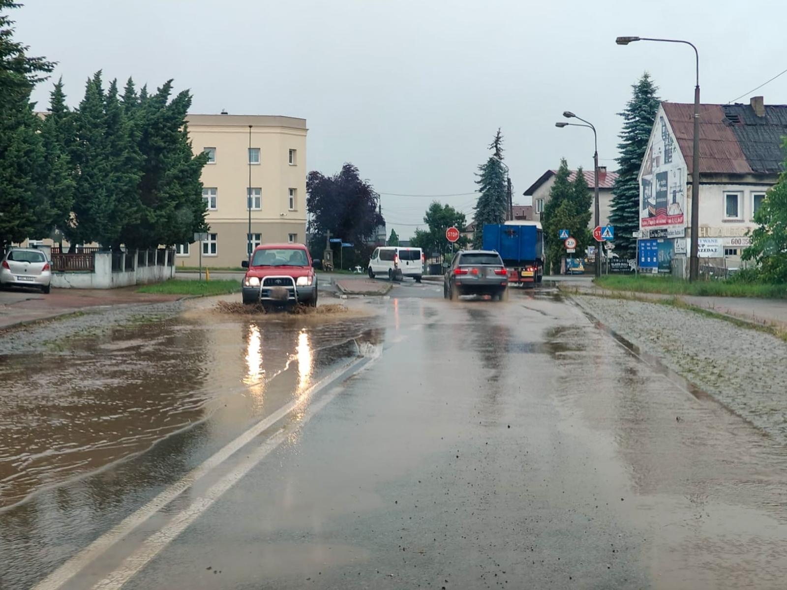 Zdjęcie w galerii na portalu naszraciborz.pl: Ulewa nad Raciborzem i powiatem. Błyskawicznie przybywa zgłoszeń wiadomości z regionu