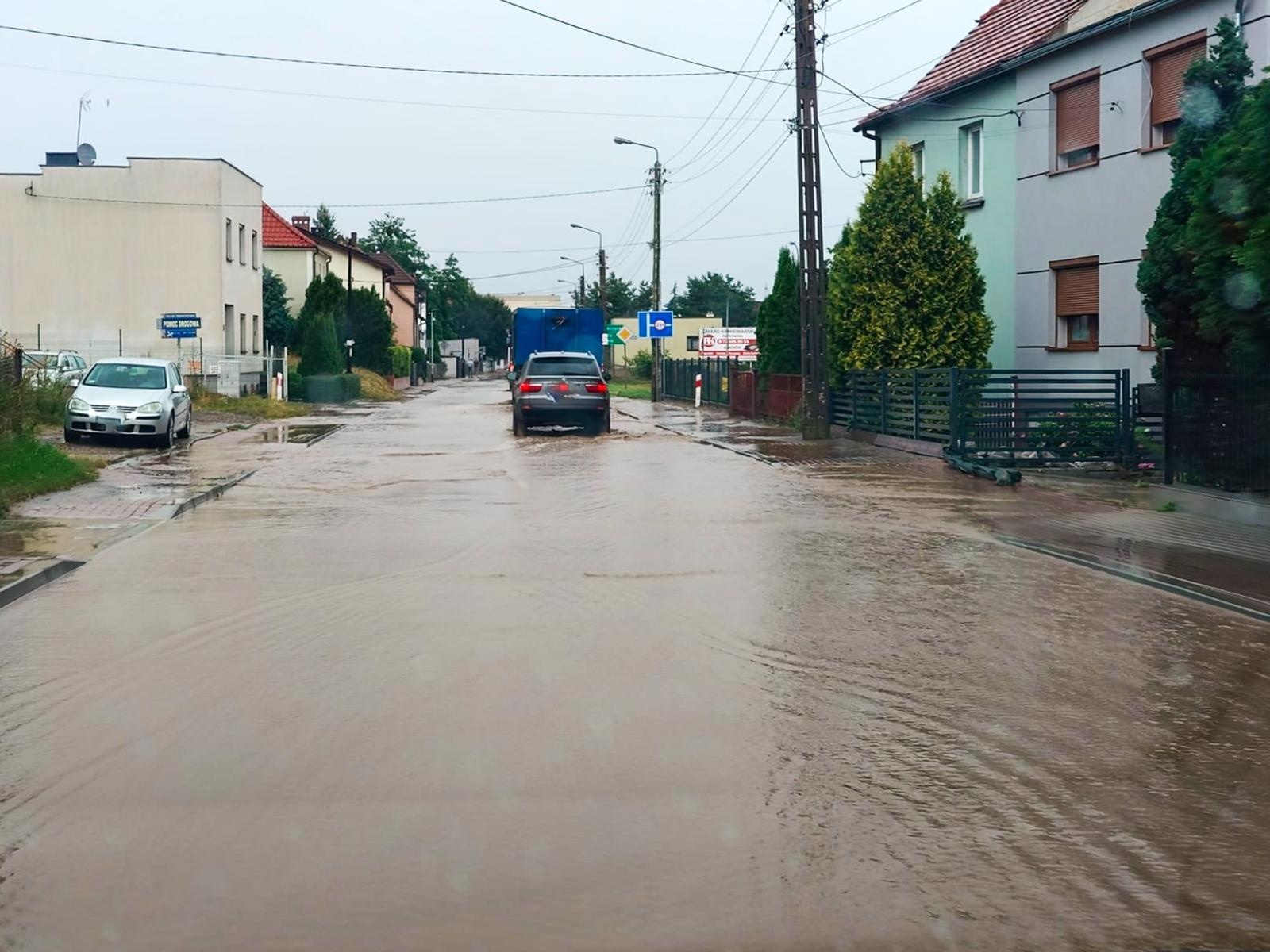 Zdjęcie w galerii na portalu naszraciborz.pl: Ulewa nad Raciborzem i powiatem. Błyskawicznie przybywa zgłoszeń wiadomości z regionu