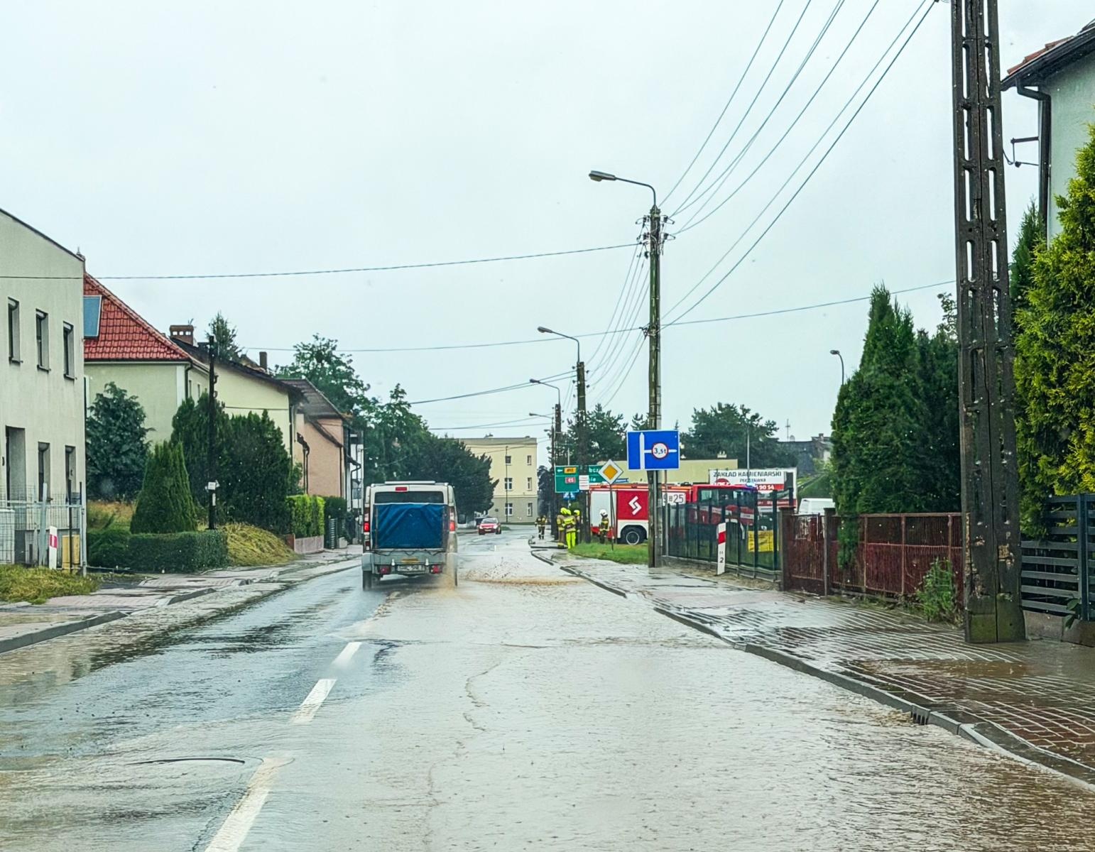 Zdjęcie w galerii na portalu naszraciborz.pl: Ulewa nad Raciborzem i powiatem. Błyskawicznie przybywa zgłoszeń wiadomości z regionu