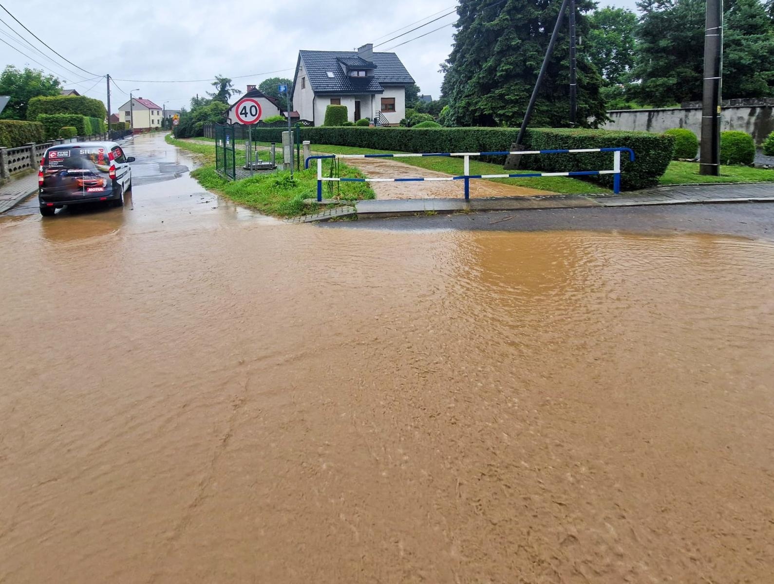 Zdjęcie w galerii na portalu naszraciborz.pl: Ulewa nad Raciborzem i powiatem. Błyskawicznie przybywa zgłoszeń wiadomości z regionu