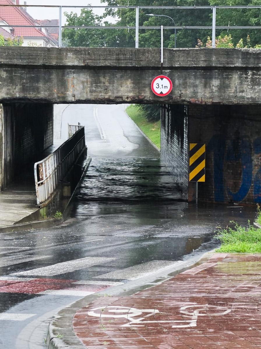 Zdjęcie w galerii na portalu naszraciborz.pl: Ulewa nad Raciborzem i powiatem. Błyskawicznie przybywa zgłoszeń wiadomości z regionu
