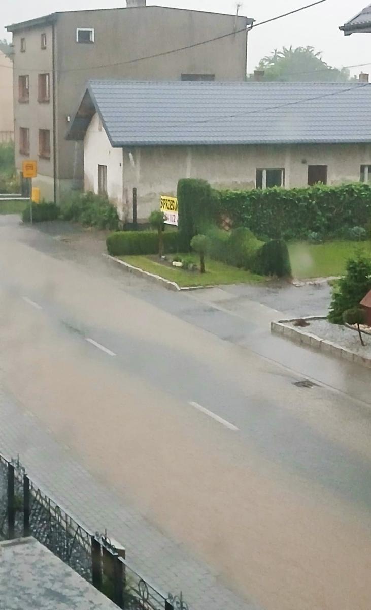 Zdjęcie w galerii na portalu naszraciborz.pl: Ulewa nad Raciborzem i powiatem. Błyskawicznie przybywa zgłoszeń wiadomości z regionu
