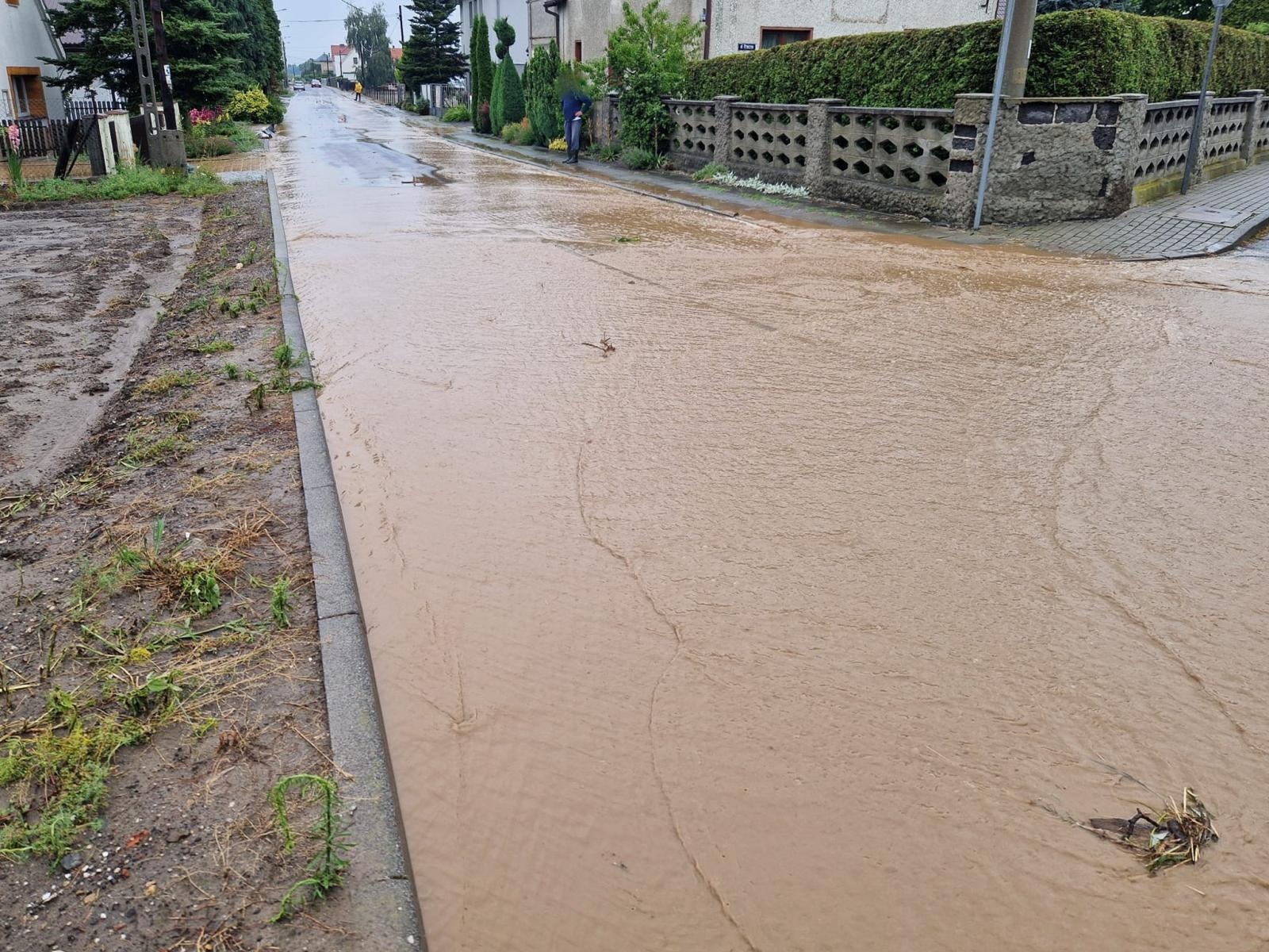 Zdjęcie w galerii na portalu naszraciborz.pl: Ulewa nad Raciborzem i powiatem. Błyskawicznie przybywa zgłoszeń wiadomości z regionu