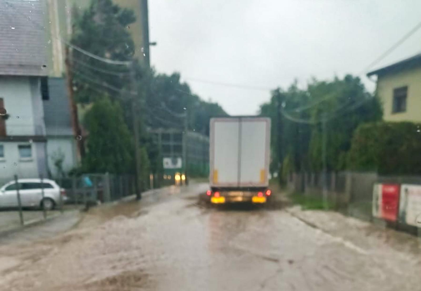 Zdjęcie w galerii na portalu naszraciborz.pl: Ulewa nad Raciborzem i powiatem. Błyskawicznie przybywa zgłoszeń wiadomości z regionu
