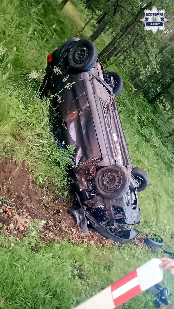Zdjęcie w galerii na portalu naszraciborz.pl: Zderzenie na DW 425 Kuźnia Raciborska-Ruda Kozielska. Samochód dachował i wylądował w rowie wiadomości z regionu