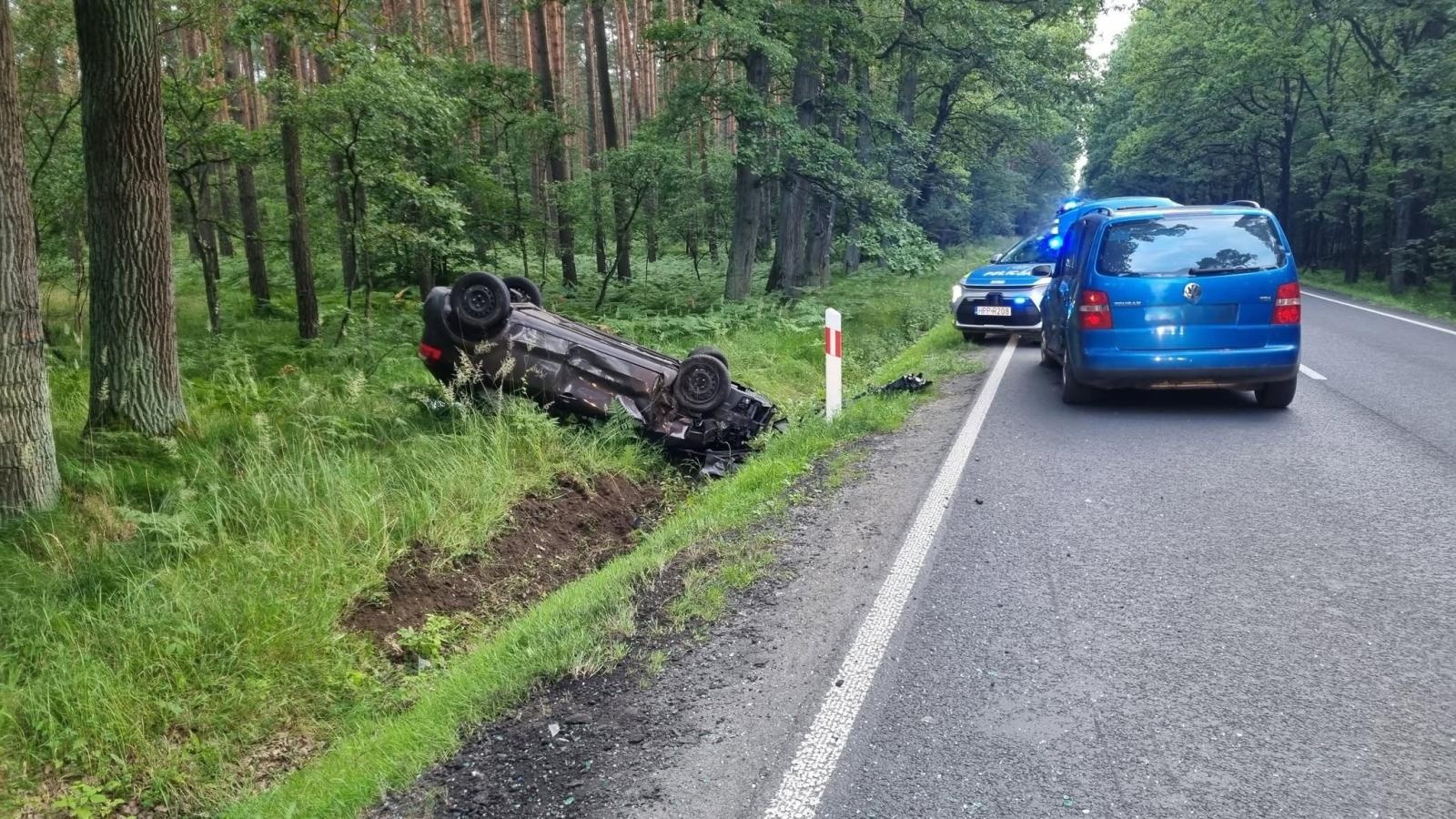 Zdjęcie w galerii na portalu naszraciborz.pl: Zderzenie na DW 425 Kuźnia Raciborska-Ruda Kozielska. Samochód dachował i wylądował w rowie wiadomości z regionu