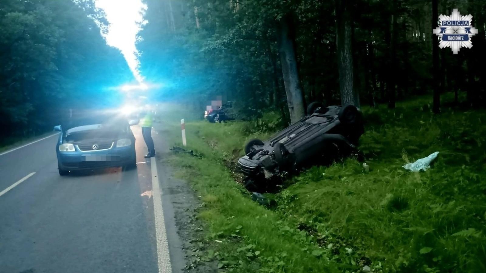 Zdjęcie w galerii na portalu naszraciborz.pl: Zderzenie na DW 425 Kuźnia Raciborska-Ruda Kozielska. Samochód dachował i wylądował w rowie wiadomości z regionu