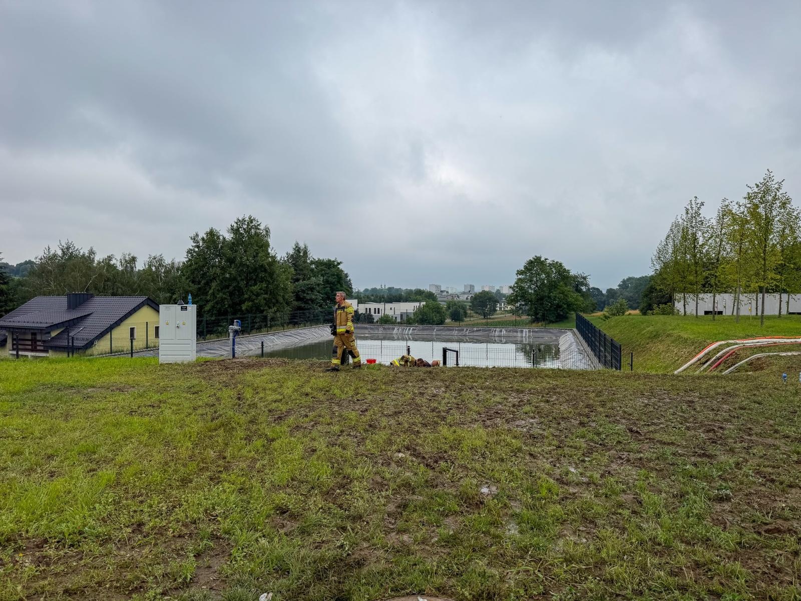 Zdjęcie w galerii na portalu naszraciborz.pl: Pierwszy wielki test zbiorników. Ocice i Pawłów przeszły przez ulewy suchą stopą, M Park podtopiony wiadomości z regionu