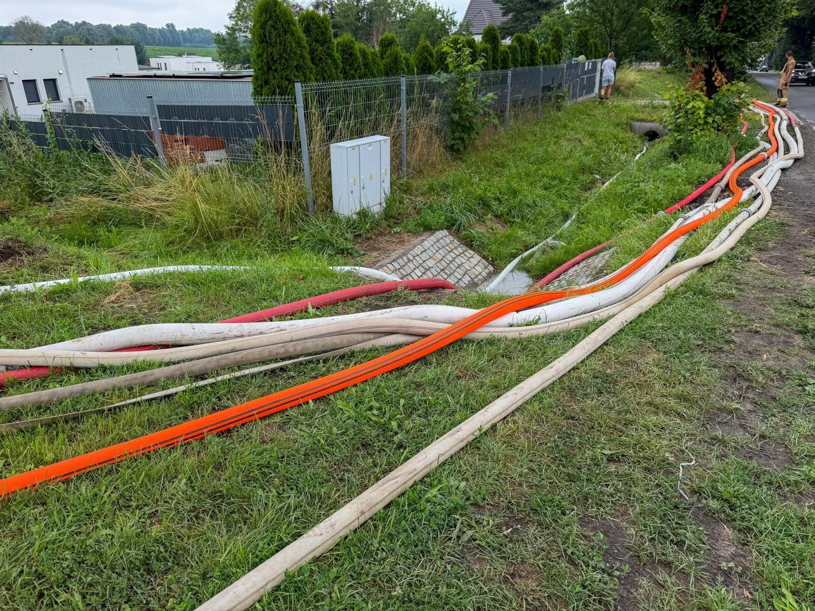 Zdjęcie w galerii na portalu naszraciborz.pl: Pierwszy wielki test zbiorników. Ocice i Pawłów przeszły przez ulewy suchą stopą, M Park podtopiony wiadomości z regionu