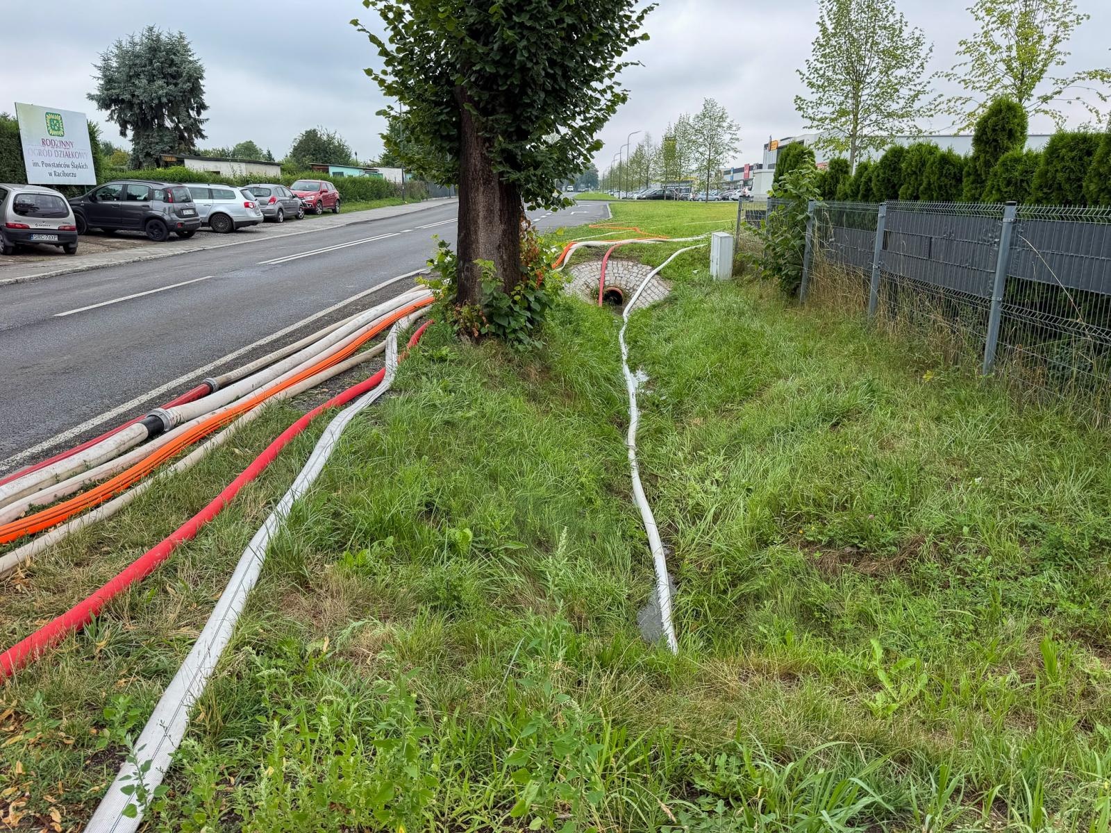 Zdjęcie w galerii na portalu naszraciborz.pl: Pierwszy wielki test zbiorników. Ocice i Pawłów przeszły przez ulewy suchą stopą, M Park podtopiony wiadomości z regionu