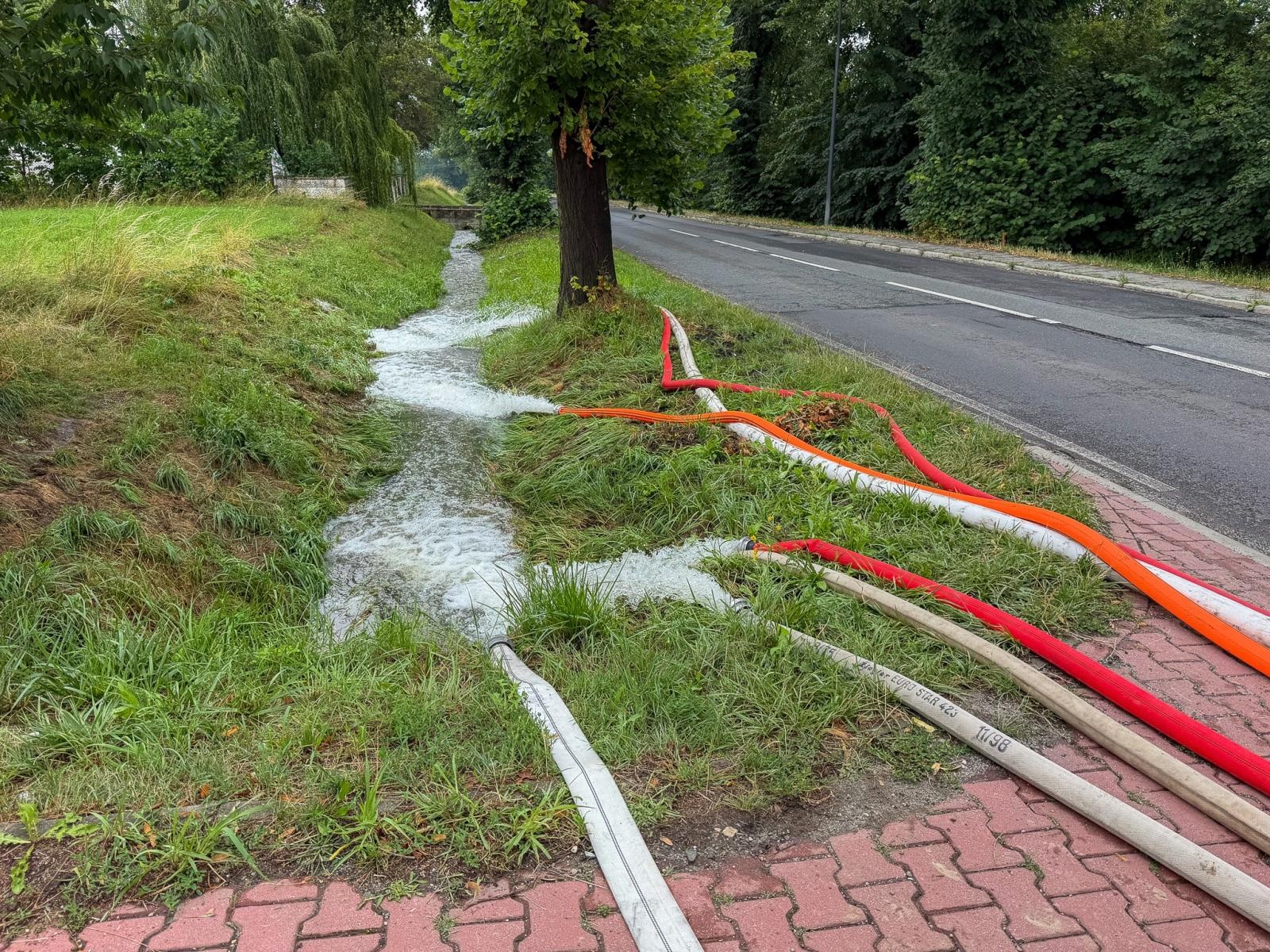 Zdjęcie w galerii na portalu naszraciborz.pl: Pierwszy wielki test zbiorników. Ocice i Pawłów przeszły przez ulewy suchą stopą, M Park podtopiony wiadomości z regionu