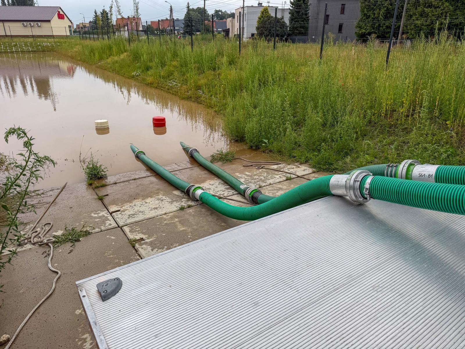 Zdjęcie w galerii na portalu naszraciborz.pl: Pierwszy wielki test zbiorników. Ocice i Pawłów przeszły przez ulewy suchą stopą, M Park podtopiony wiadomości z regionu