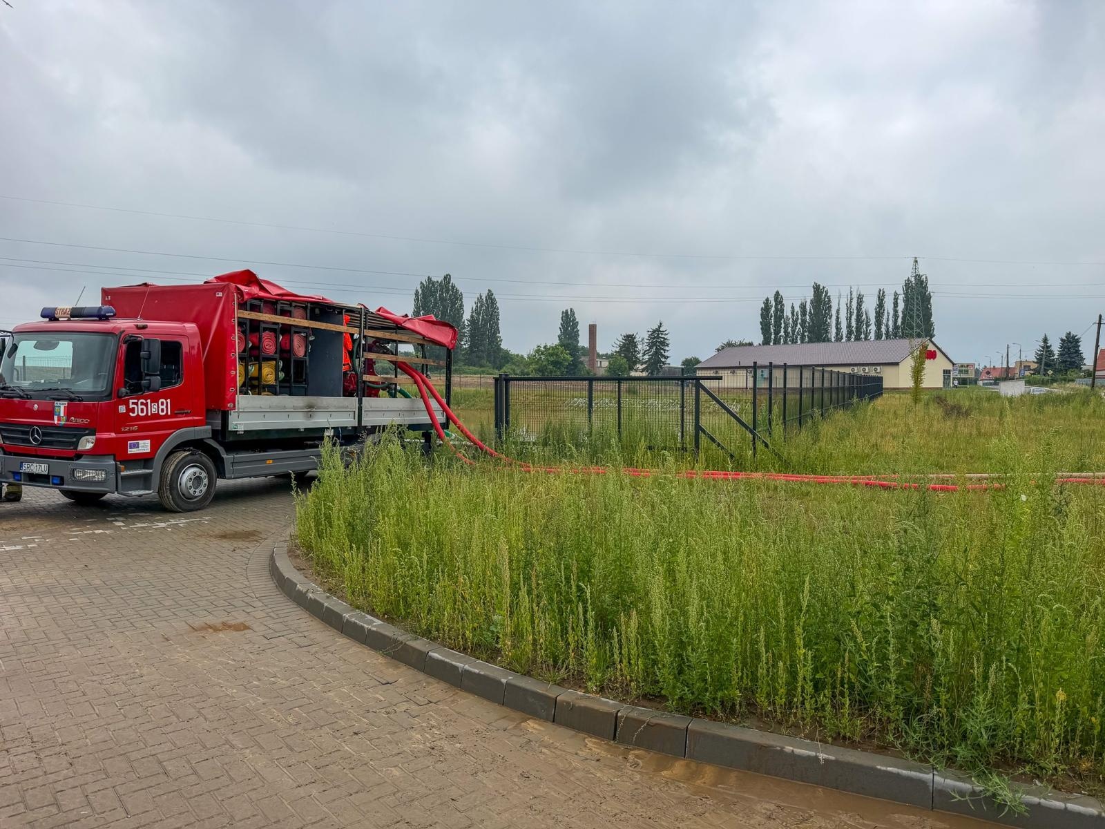 Zdjęcie w galerii na portalu naszraciborz.pl: Pierwszy wielki test zbiorników. Ocice i Pawłów przeszły przez ulewy suchą stopą, M Park podtopiony wiadomości z regionu