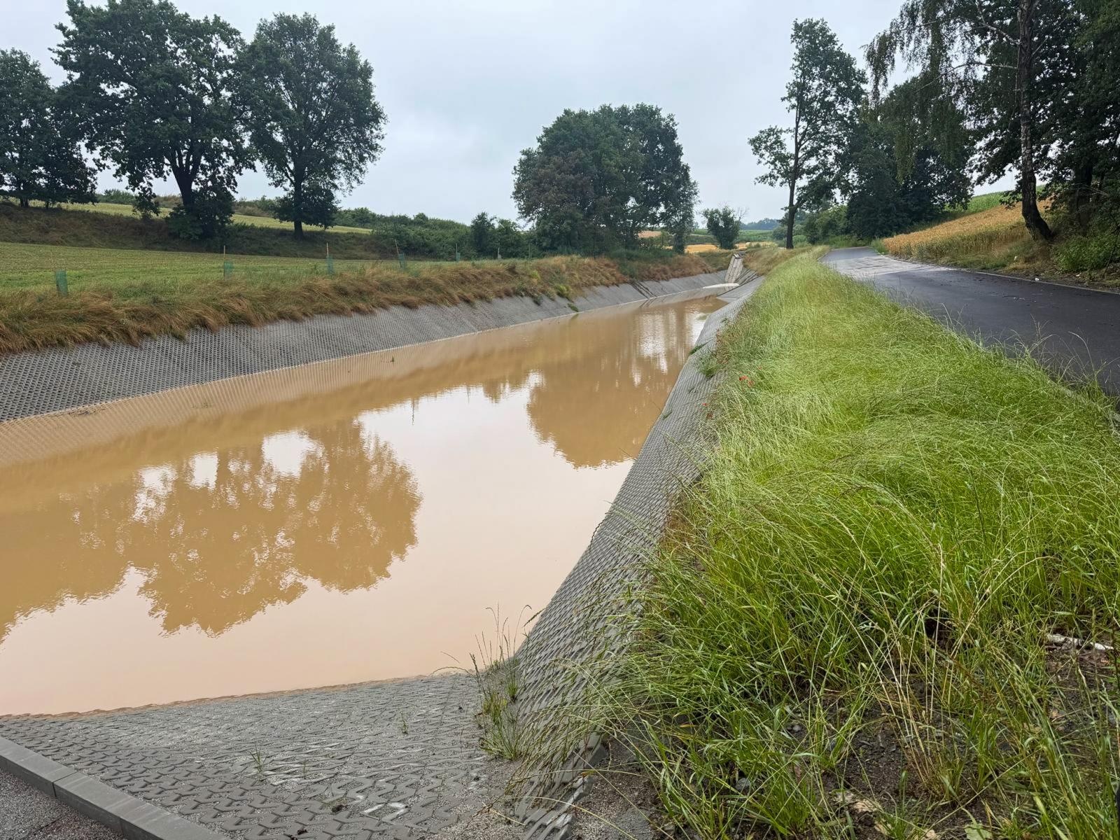 Zdjęcie w galerii na portalu naszraciborz.pl: Pierwszy wielki test zbiorników. Ocice i Pawłów przeszły przez ulewy suchą stopą, M Park podtopiony wiadomości z regionu