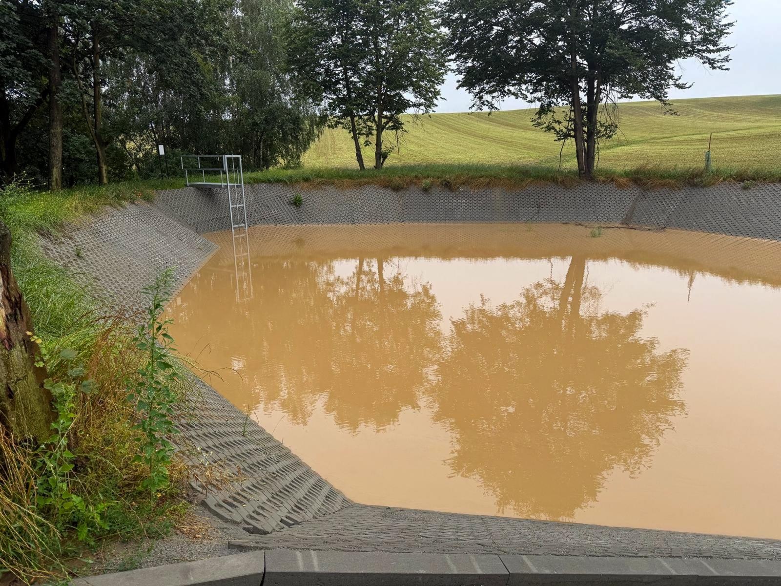 Zdjęcie w galerii na portalu naszraciborz.pl: Pierwszy wielki test zbiorników. Ocice i Pawłów przeszły przez ulewy suchą stopą, M Park podtopiony wiadomości z regionu