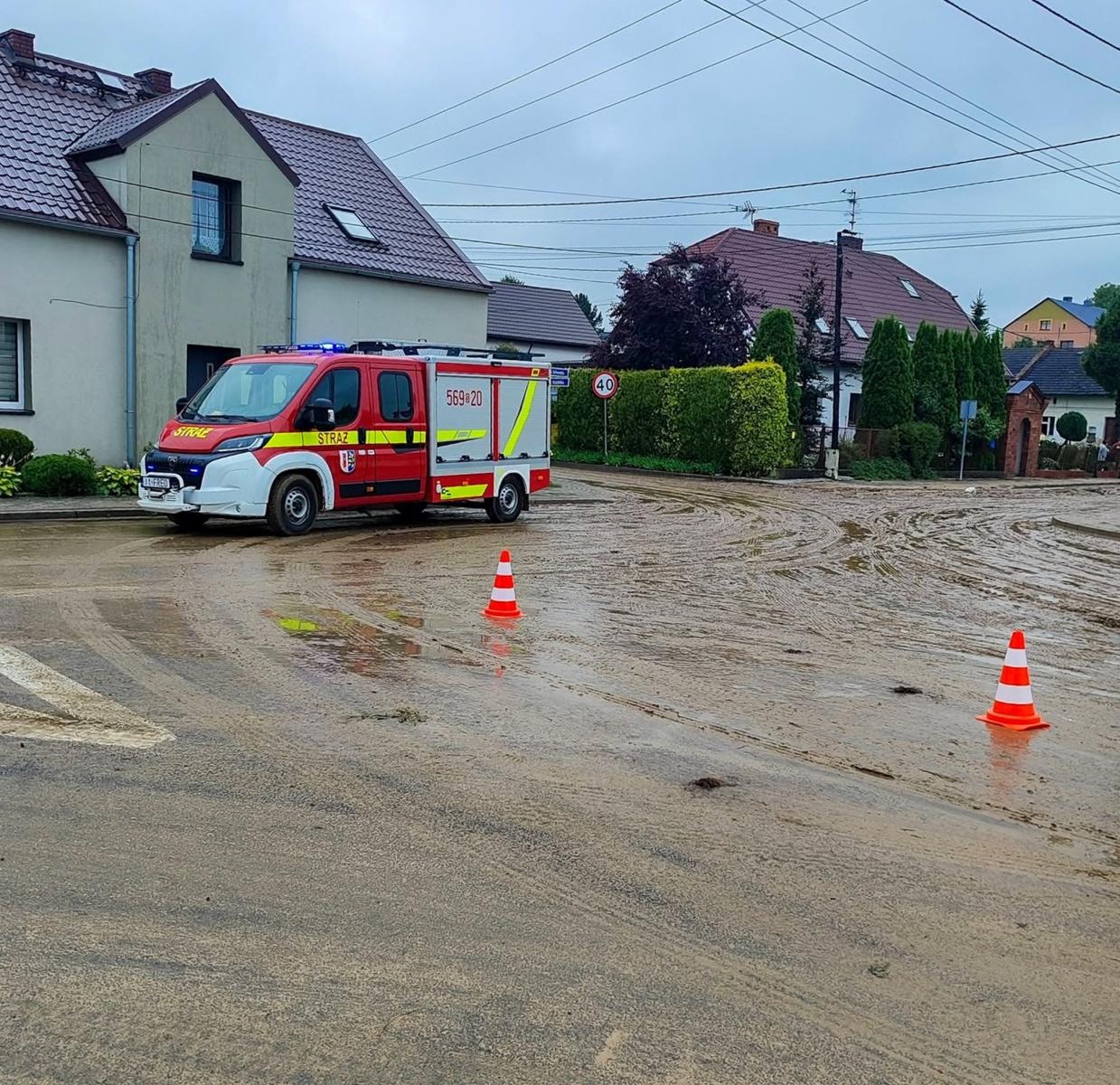 Zdjęcie w galerii na portalu naszraciborz.pl: Zaskoczenie i TVN24 w Rudniku. Centrum wsi zamieniło się w rzekę wiadomości z regionu