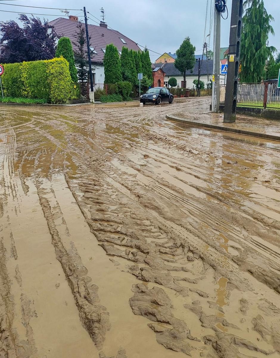 Zdjęcie w galerii na portalu naszraciborz.pl: Zaskoczenie i TVN24 w Rudniku. Centrum wsi zamieniło się w rzekę wiadomości z regionu