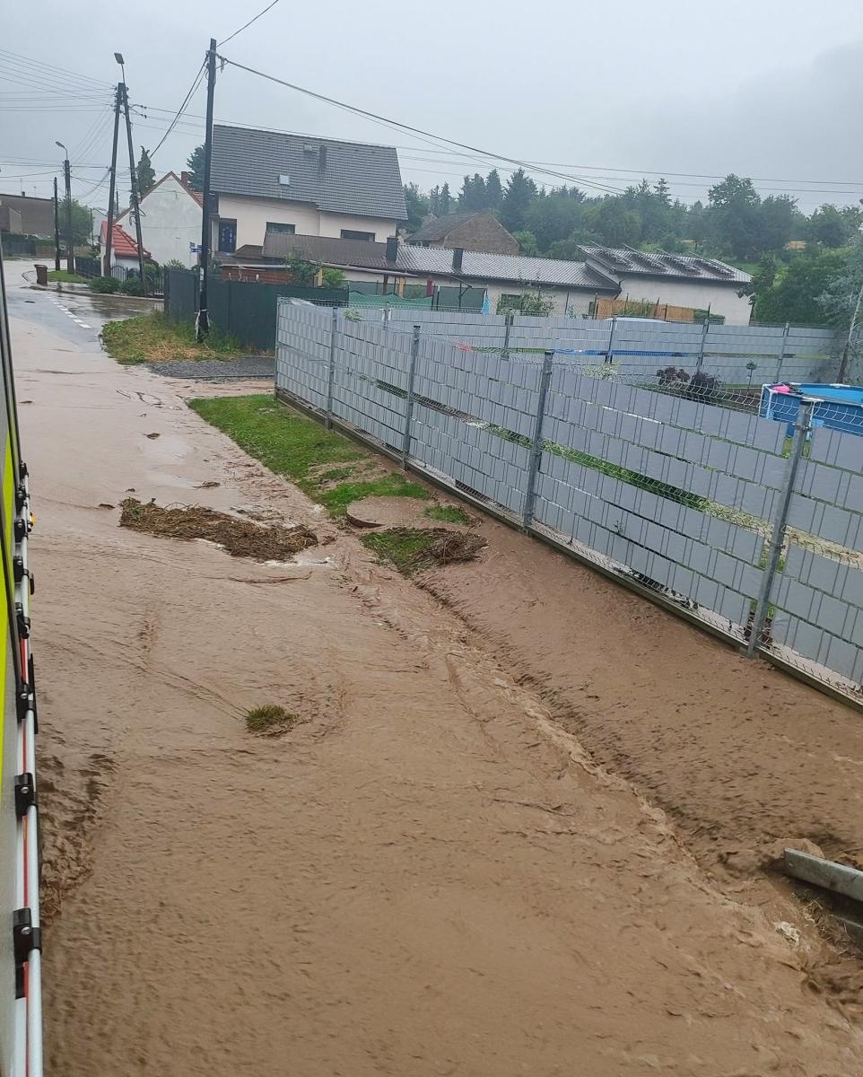 Zdjęcie w galerii na portalu naszraciborz.pl: Zaskoczenie i TVN24 w Rudniku. Centrum wsi zamieniło się w rzekę wiadomości z regionu