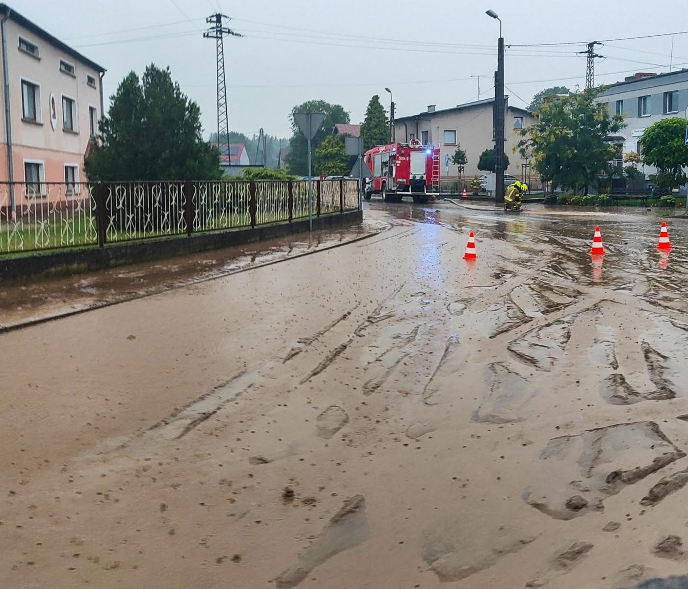 Zdjęcie w galerii na portalu naszraciborz.pl: Zaskoczenie i TVN24 w Rudniku. Centrum wsi zamieniło się w rzekę wiadomości z regionu