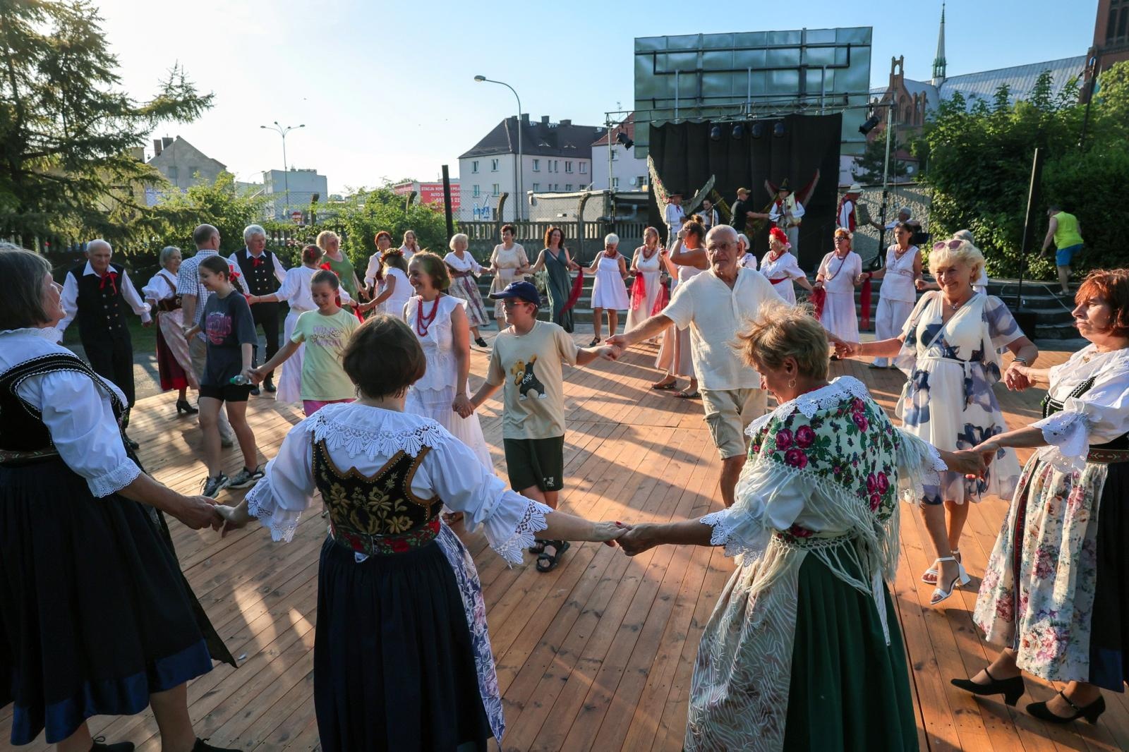 Zdjęcie w galerii na portalu naszraciborz.pl: Strzecha Seniorzy - najmłodsi duchem tancerze Zespołu Pieśni i Tańca Strzecha świętowali 20 urodziny wiadomości z regionu