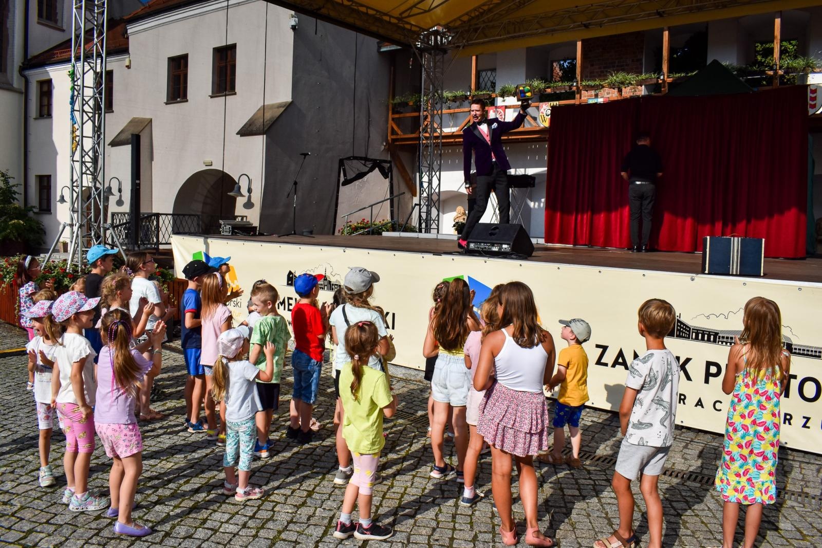 Zdjęcie w galerii na portalu naszraciborz.pl: Wakacyjne atrakcje na zamkowym dziedzińcu przyciągnęły tłumy wiadomości z regionu