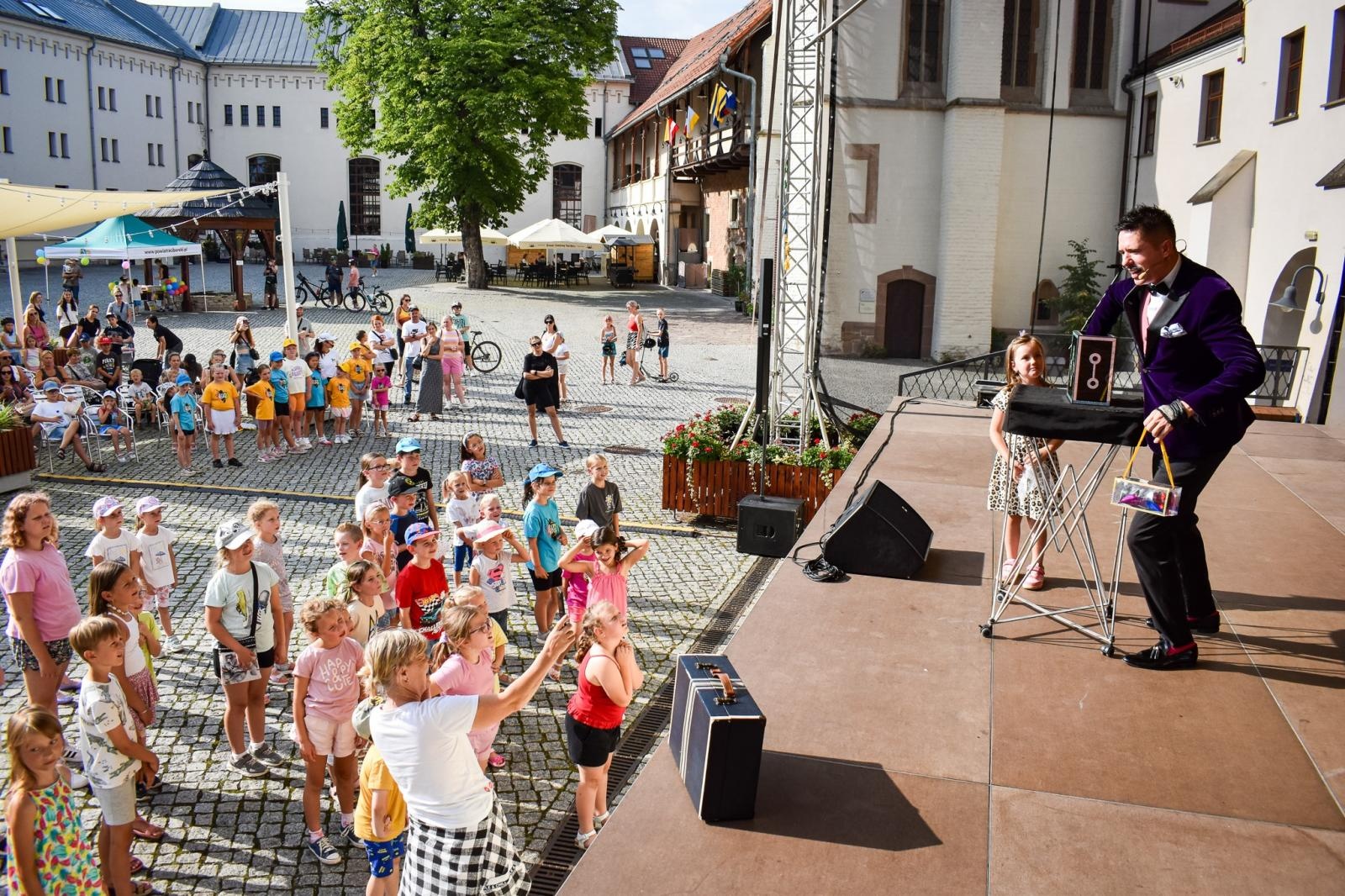 Zdjęcie w galerii na portalu naszraciborz.pl: Wakacyjne atrakcje na zamkowym dziedzińcu przyciągnęły tłumy wiadomości z regionu