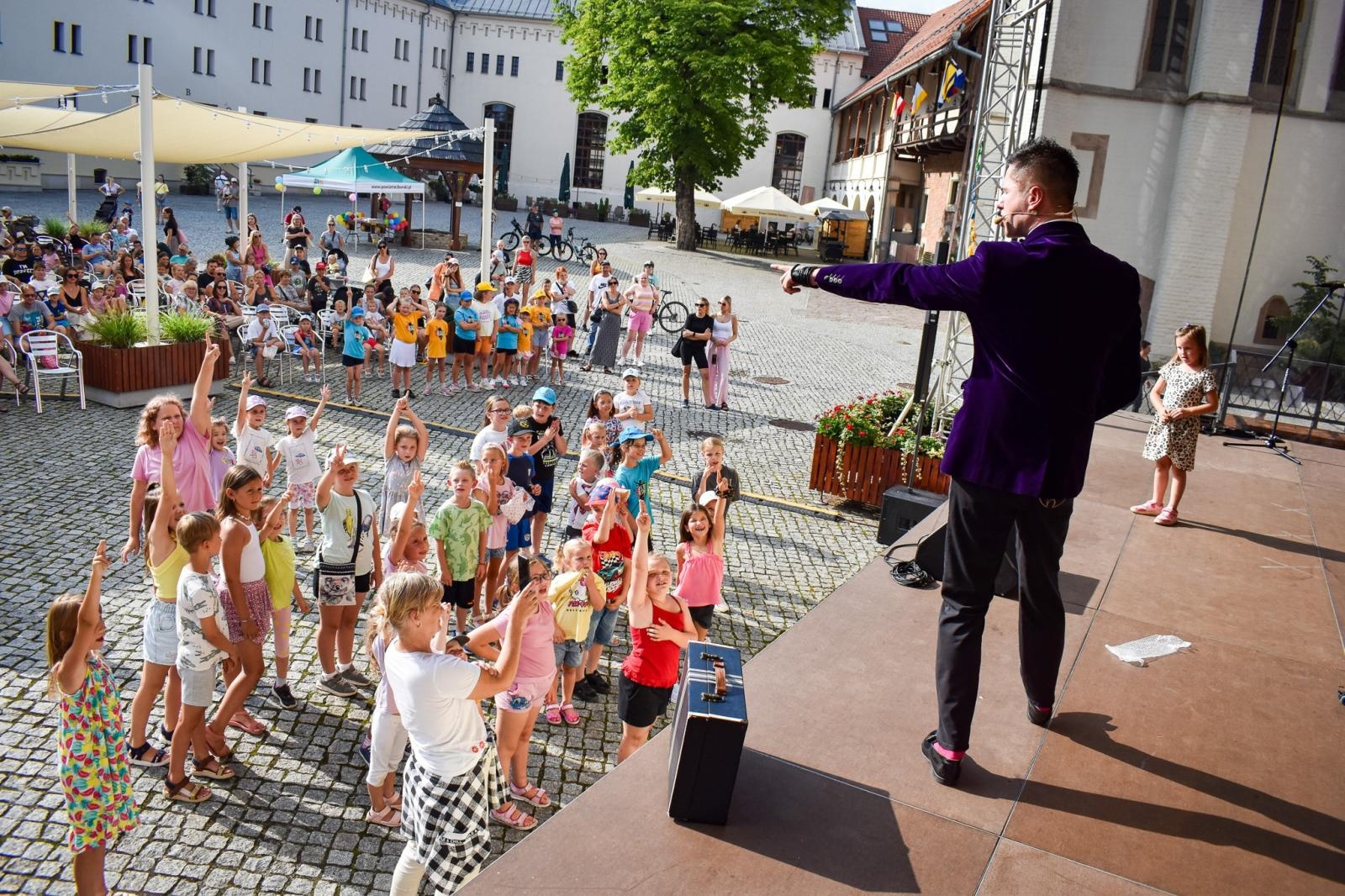 Zdjęcie w galerii na portalu naszraciborz.pl: Wakacyjne atrakcje na zamkowym dziedzińcu przyciągnęły tłumy wiadomości z regionu