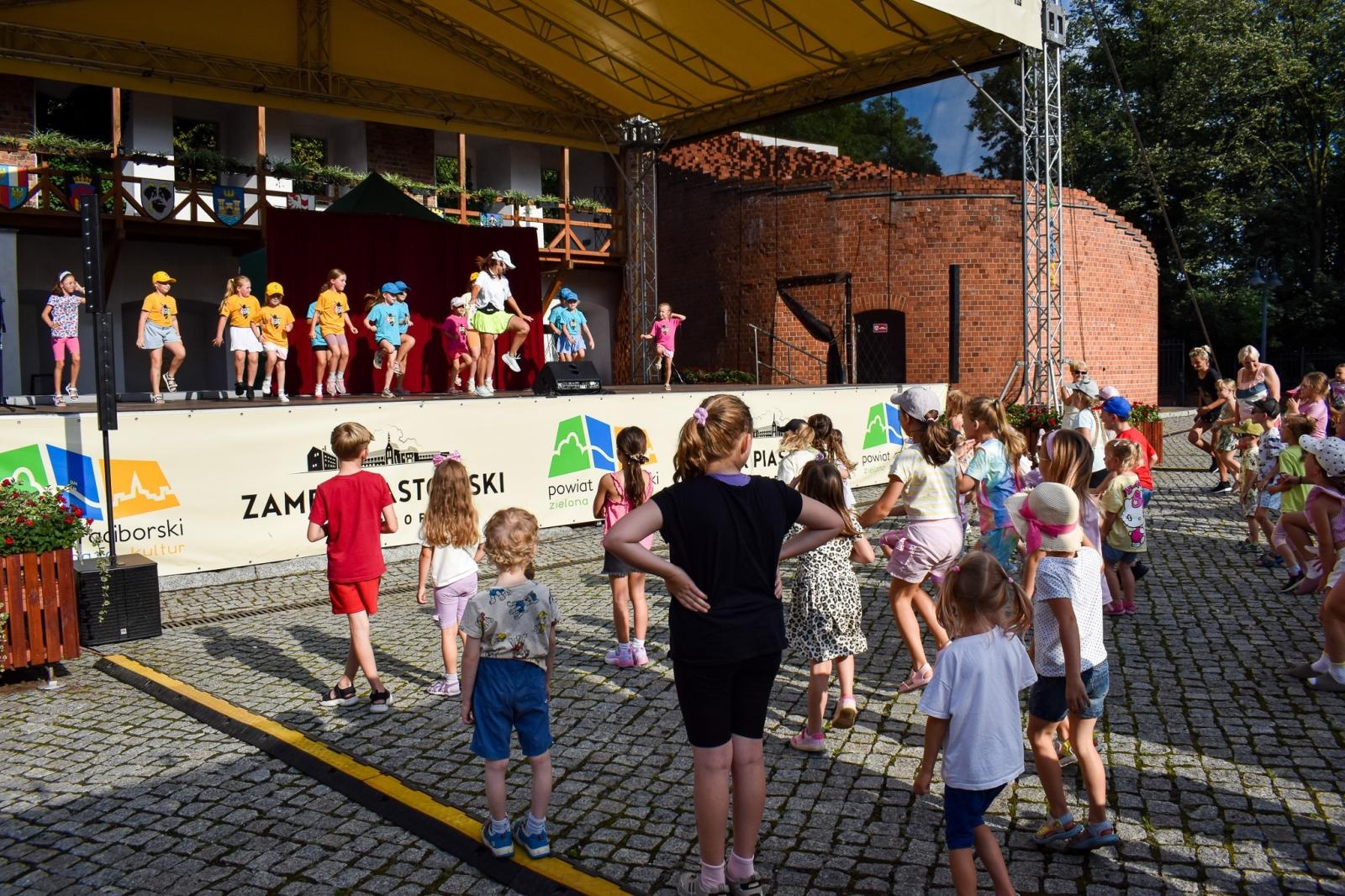Zdjęcie w galerii na portalu naszraciborz.pl: Wakacyjne atrakcje na zamkowym dziedzińcu przyciągnęły tłumy wiadomości z regionu