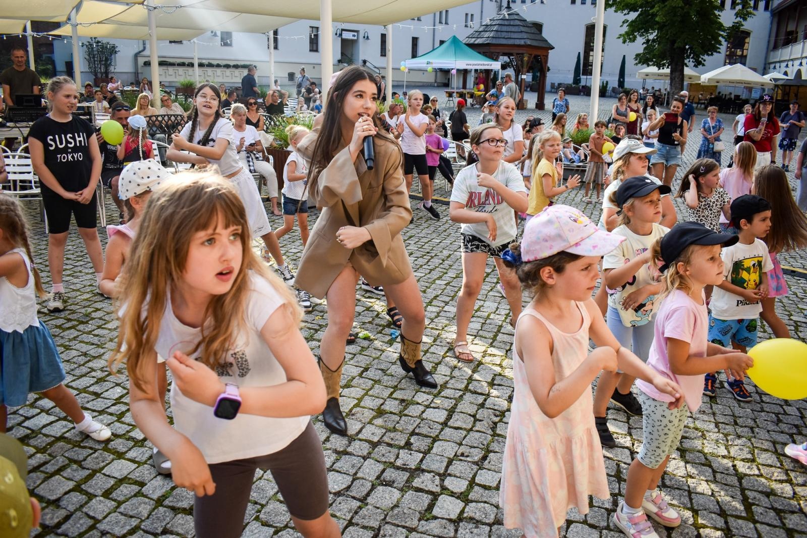 Zdjęcie w galerii na portalu naszraciborz.pl: Wakacyjne atrakcje na zamkowym dziedzińcu przyciągnęły tłumy wiadomości z regionu