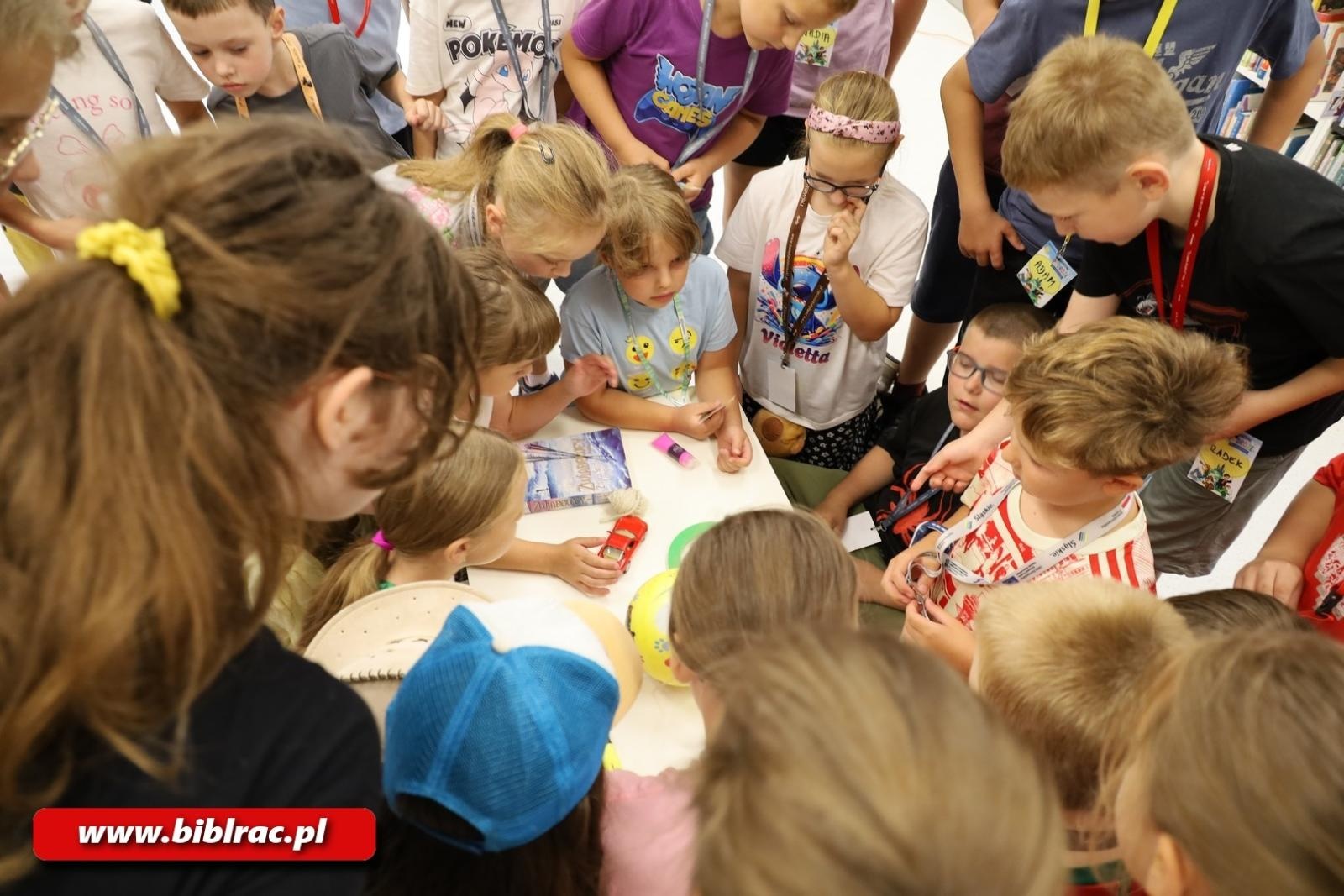 Zdjęcie w galerii na portalu naszraciborz.pl: Lato z Biblioteką: Kocia Szajka i Zwiadowcy wiadomości z regionu