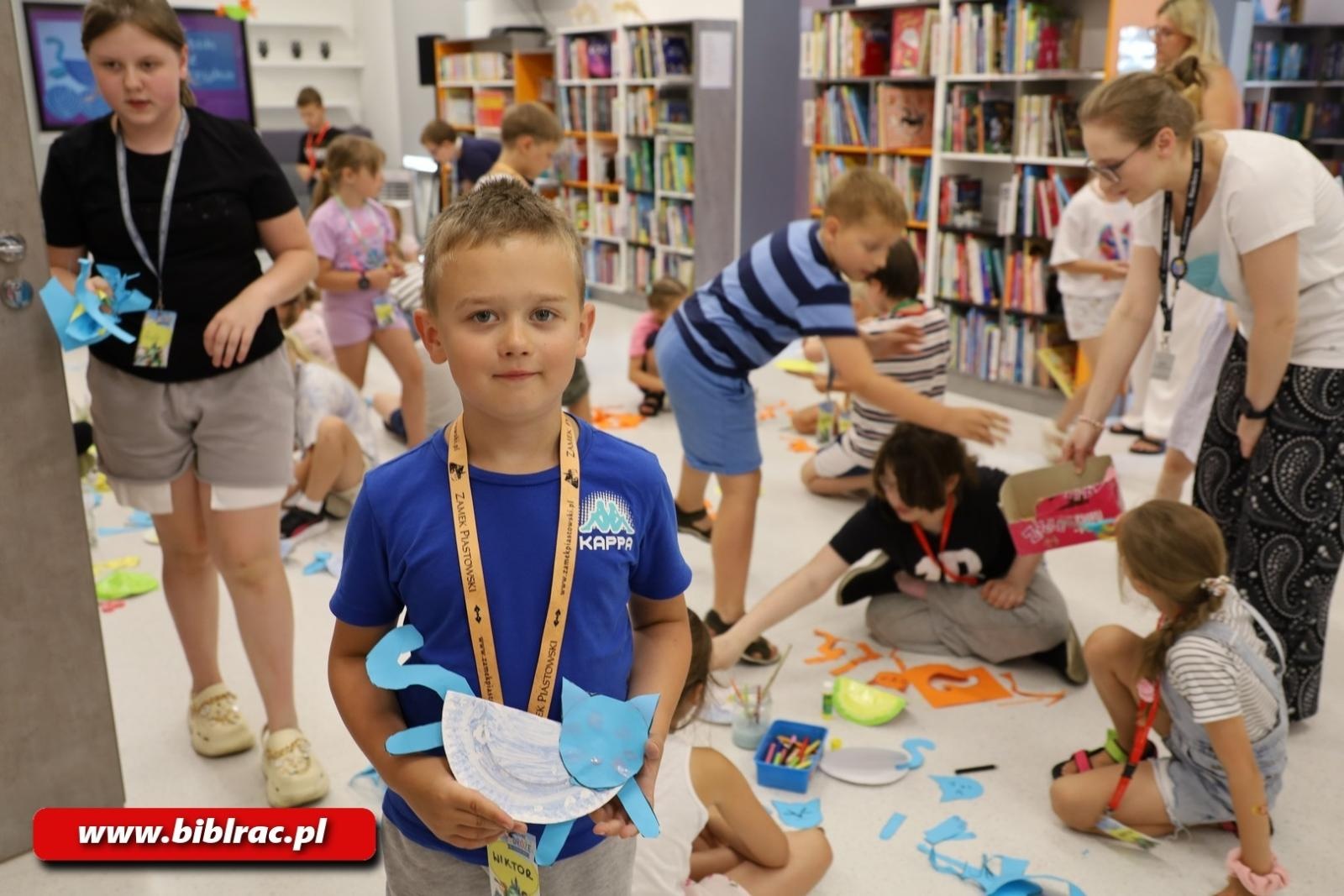 Zdjęcie w galerii na portalu naszraciborz.pl: Lato z Biblioteką: Kocia Szajka i Zwiadowcy wiadomości z regionu