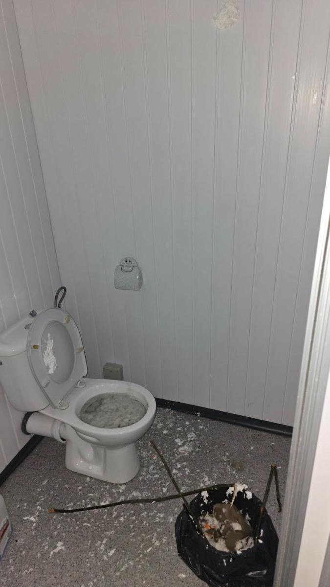 Zdjęcie w galerii na portalu naszraciborz.pl: Wandalizm na Orliku w Nędzy. Zniszczono toalety, gmina ostrzega przed ograniczeniem dostępu wiadomości z regionu
