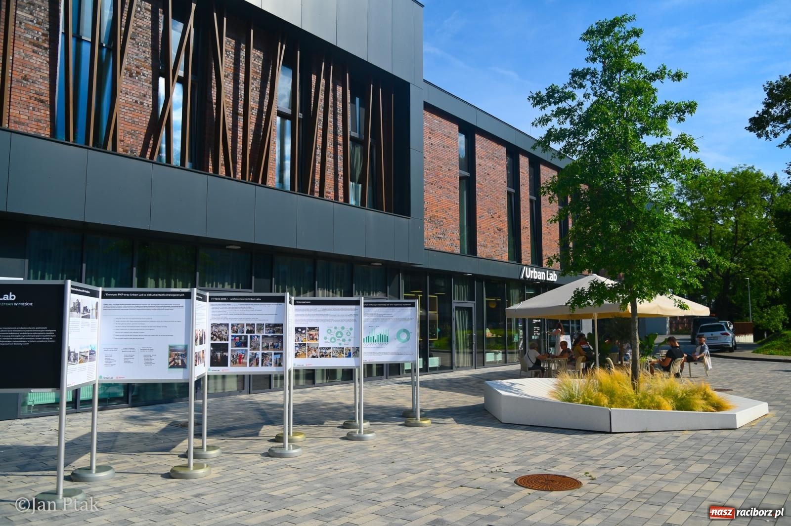 Zdjęcie w galerii na portalu naszraciborz.pl: Urban Lab Racibórz ma rok. Na nowym dworcu PKP świętowano jubileusz wiadomości z regionu