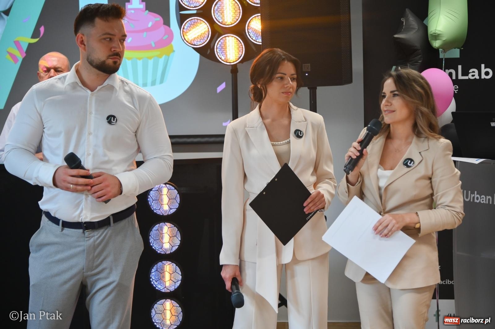 Zdjęcie w galerii na portalu naszraciborz.pl: Urban Lab Racibórz ma rok. Na nowym dworcu PKP świętowano jubileusz wiadomości z regionu