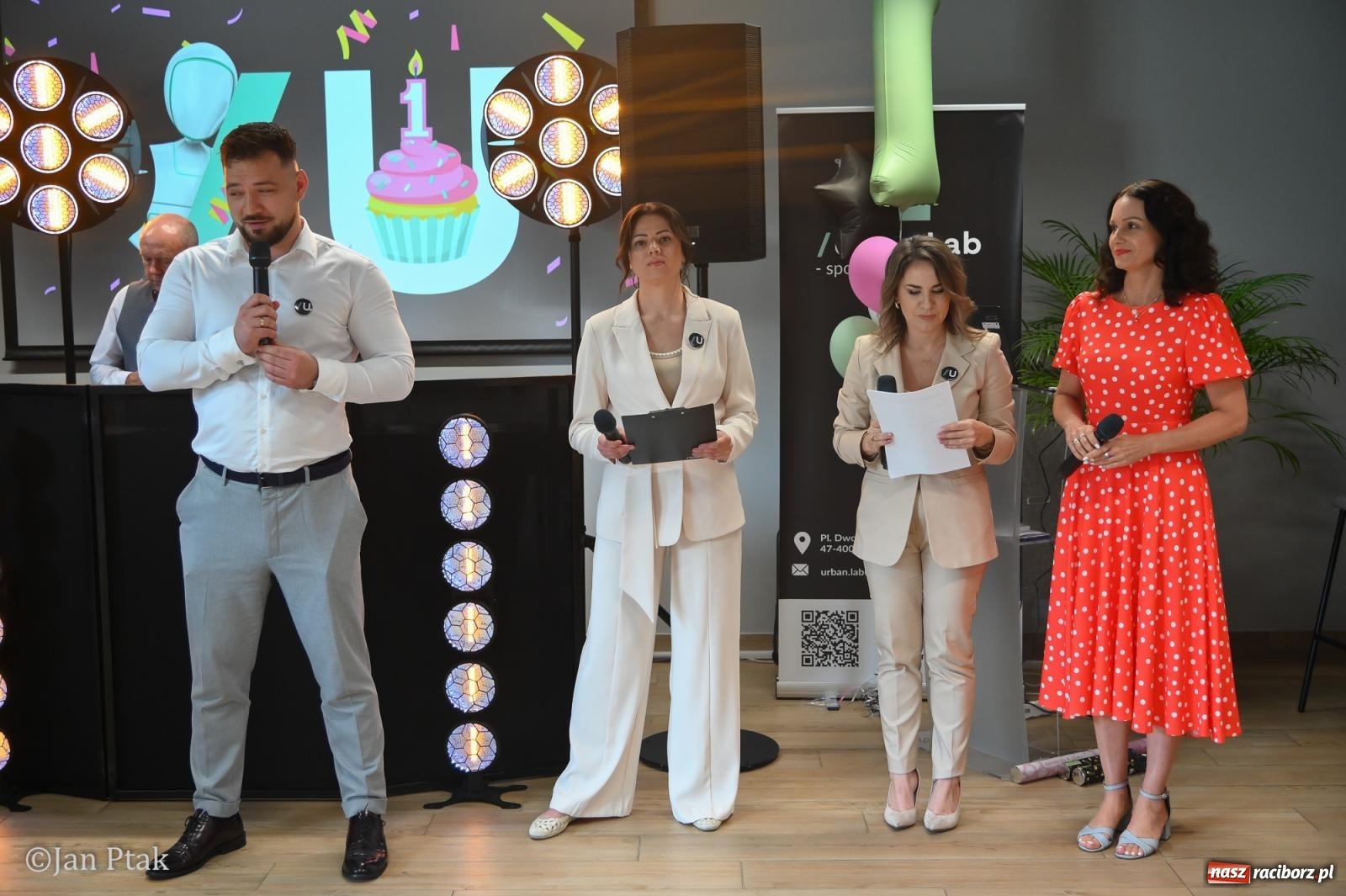 Zdjęcie w galerii na portalu naszraciborz.pl: Urban Lab Racibórz ma rok. Na nowym dworcu PKP świętowano jubileusz wiadomości z regionu