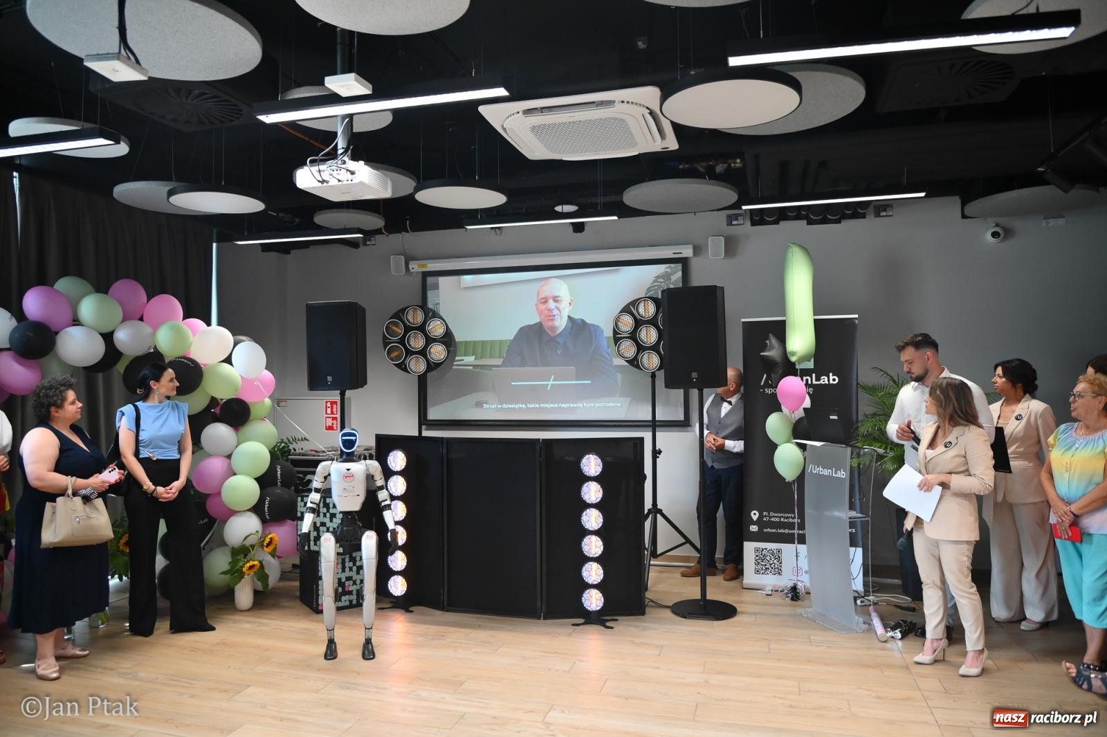 Zdjęcie w galerii na portalu naszraciborz.pl: Urban Lab Racibórz ma rok. Na nowym dworcu PKP świętowano jubileusz wiadomości z regionu