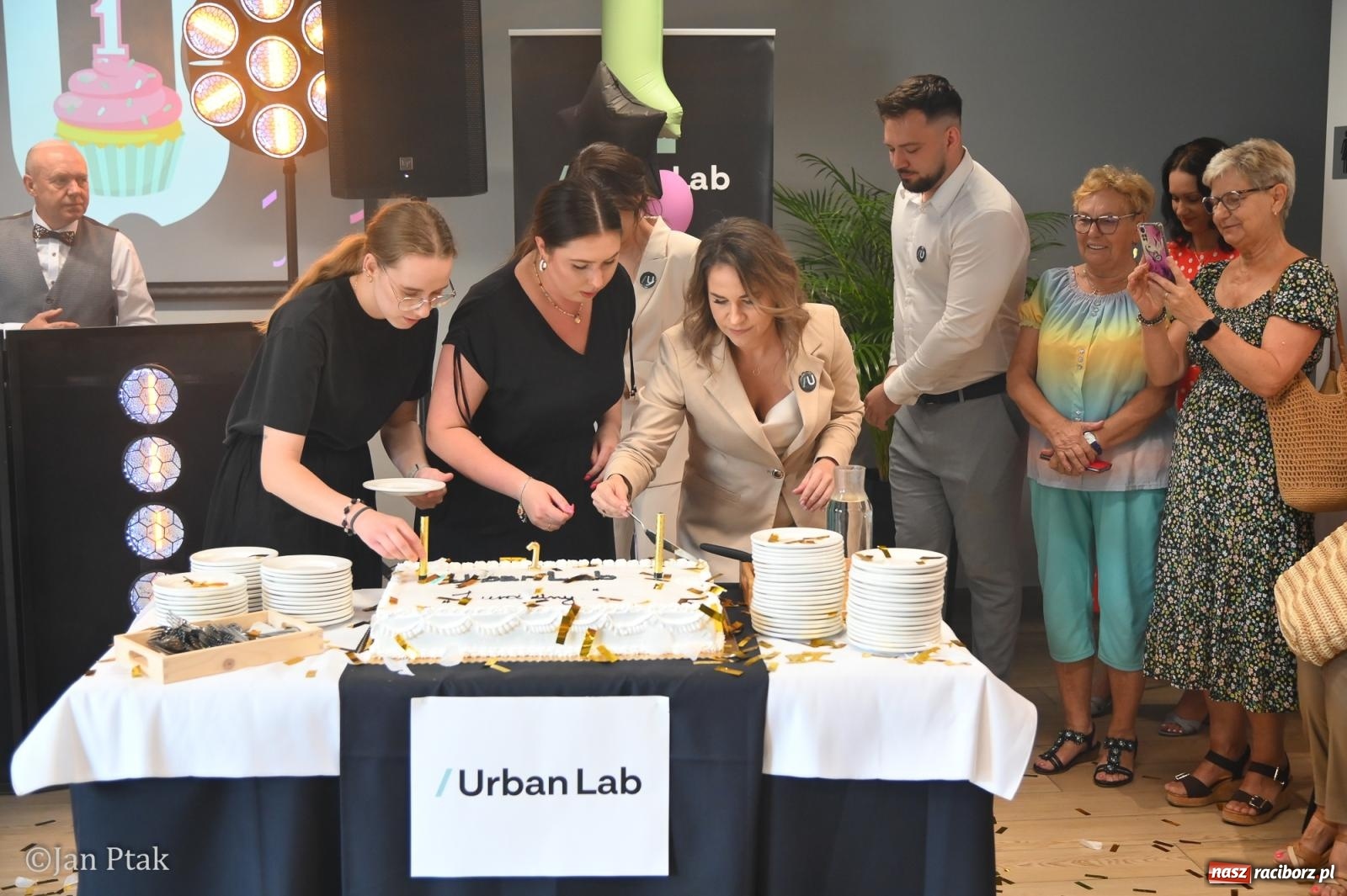 Zdjęcie w galerii na portalu naszraciborz.pl: Urban Lab Racibórz ma rok. Na nowym dworcu PKP świętowano jubileusz wiadomości z regionu