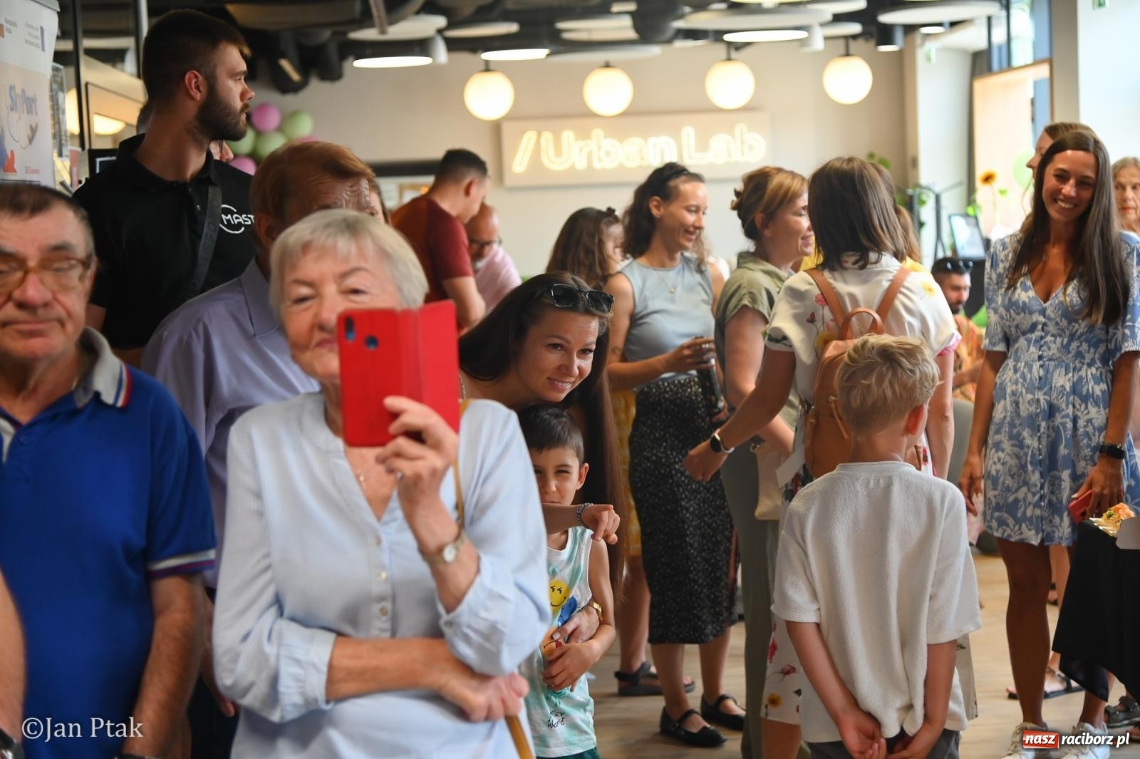 Zdjęcie w galerii na portalu naszraciborz.pl: Urban Lab Racibórz ma rok. Na nowym dworcu PKP świętowano jubileusz wiadomości z regionu