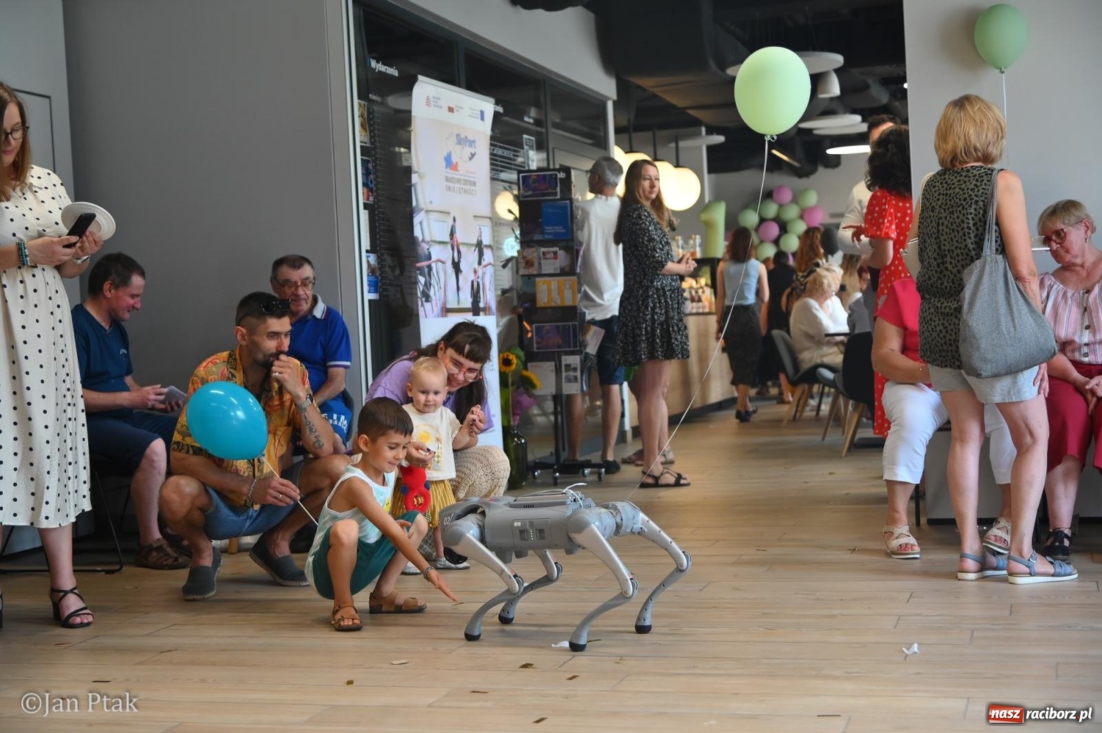 Zdjęcie w galerii na portalu naszraciborz.pl: Urban Lab Racibórz ma rok. Na nowym dworcu PKP świętowano jubileusz wiadomości z regionu