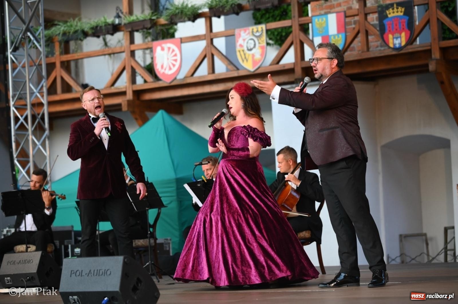 Zdjęcie w galerii na portalu naszraciborz.pl: Magiczny wieczór na zamku: Operetka na dziedzińcu pod gwiazdami zachwyciła publiczność wiadomości z regionu