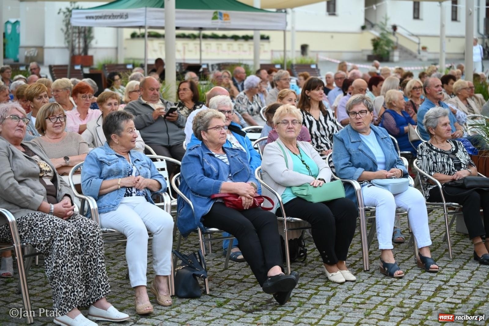 Zdjęcie w galerii na portalu naszraciborz.pl: Magiczny wieczór na zamku: Operetka na dziedzińcu pod gwiazdami zachwyciła publiczność wiadomości z regionu