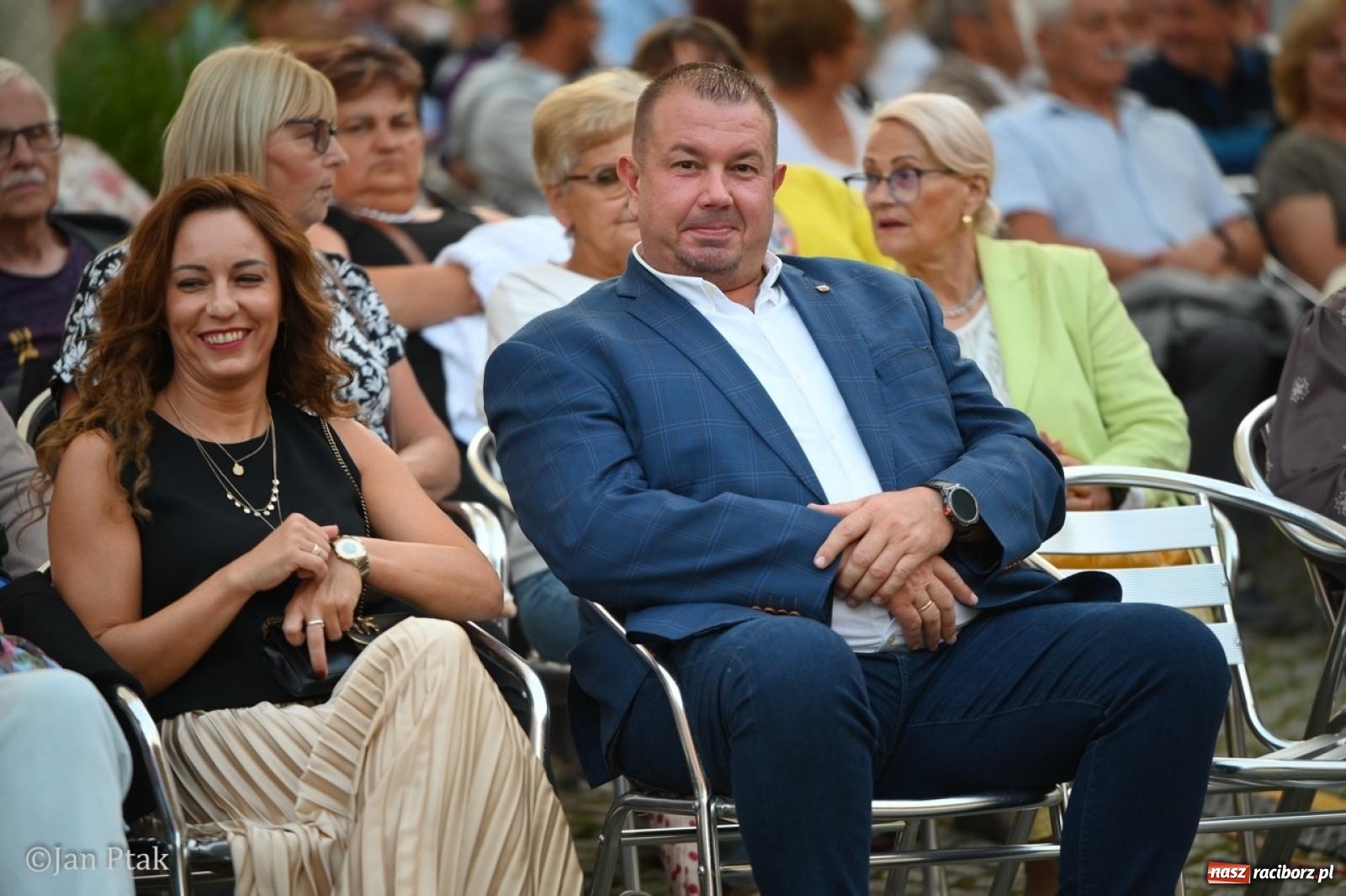 Zdjęcie w galerii na portalu naszraciborz.pl: Magiczny wieczór na zamku: Operetka na dziedzińcu pod gwiazdami zachwyciła publiczność wiadomości z regionu