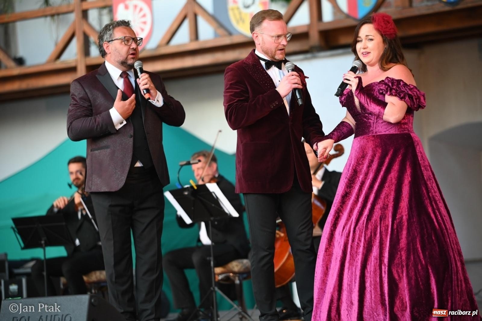 Zdjęcie w galerii na portalu naszraciborz.pl: Magiczny wieczór na zamku: Operetka na dziedzińcu pod gwiazdami zachwyciła publiczność wiadomości z regionu