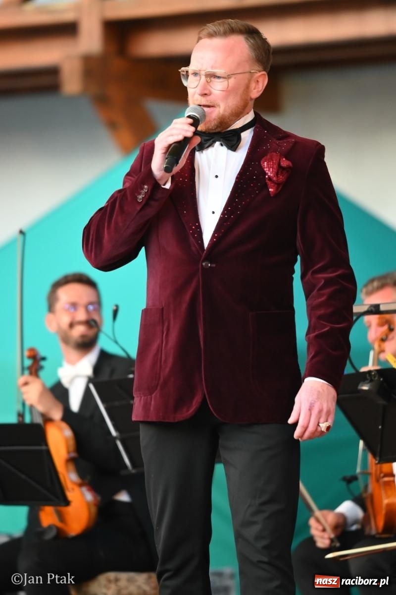 Zdjęcie w galerii na portalu naszraciborz.pl: Magiczny wieczór na zamku: Operetka na dziedzińcu pod gwiazdami zachwyciła publiczność wiadomości z regionu