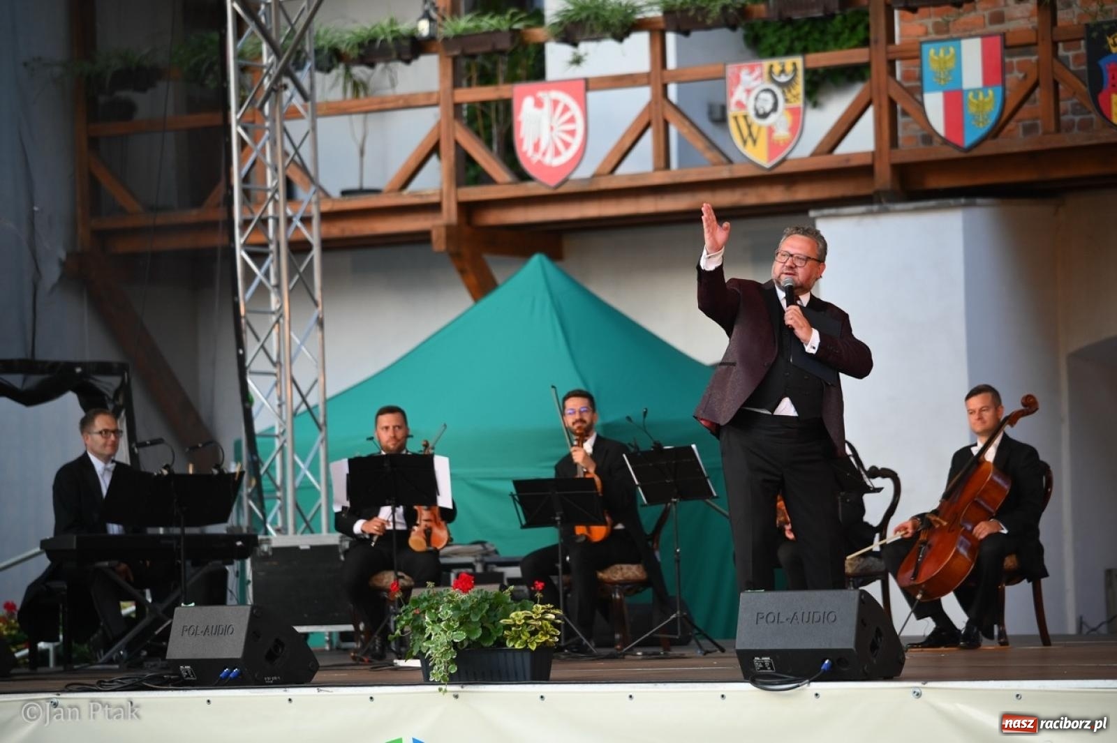 Zdjęcie w galerii na portalu naszraciborz.pl: Magiczny wieczór na zamku: Operetka na dziedzińcu pod gwiazdami zachwyciła publiczność wiadomości z regionu