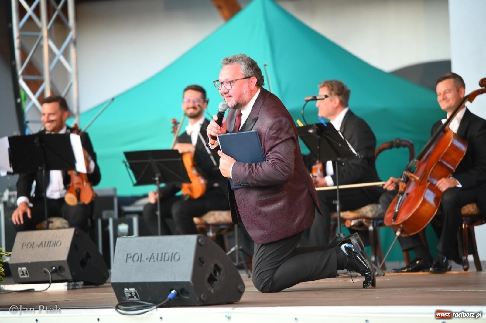 Zdjęcie w galerii na portalu naszraciborz.pl: Magiczny wieczór na zamku: Operetka na dziedzińcu pod gwiazdami zachwyciła publiczność wiadomości z regionu
